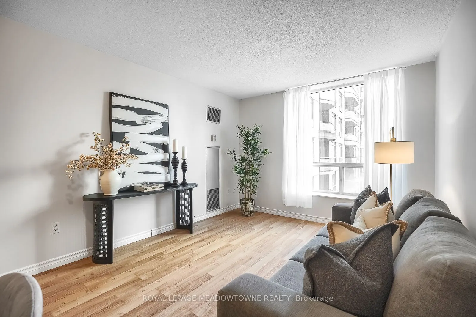 18 Pemberton Avenue S, #401
