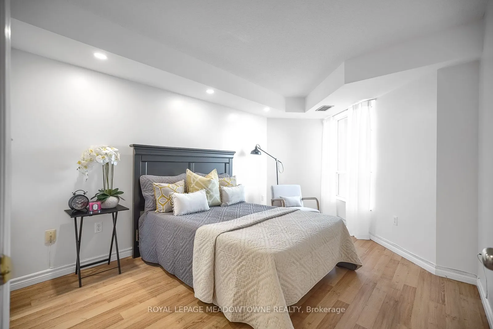 18 Pemberton Avenue S, #401