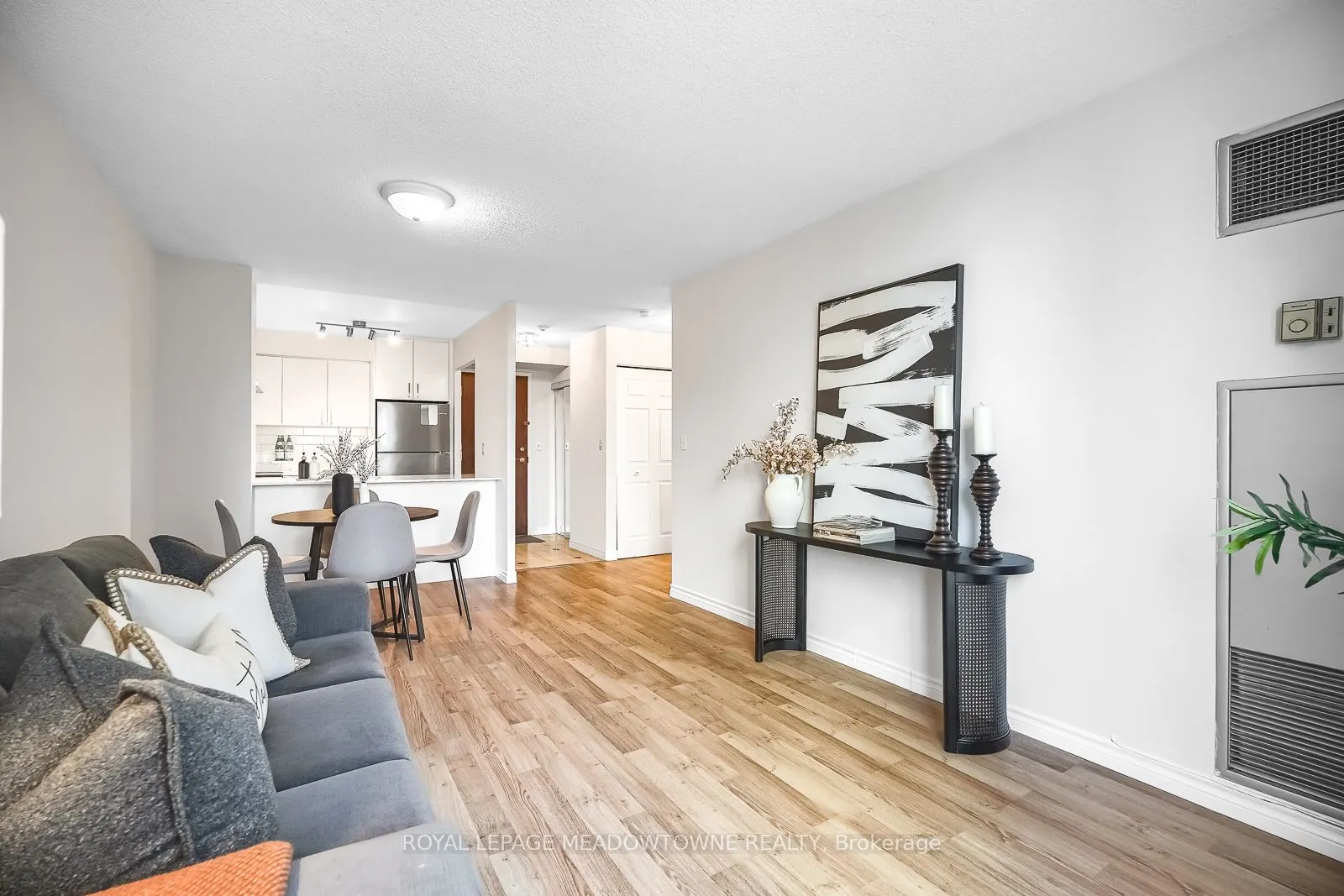 18 Pemberton Avenue S, #401