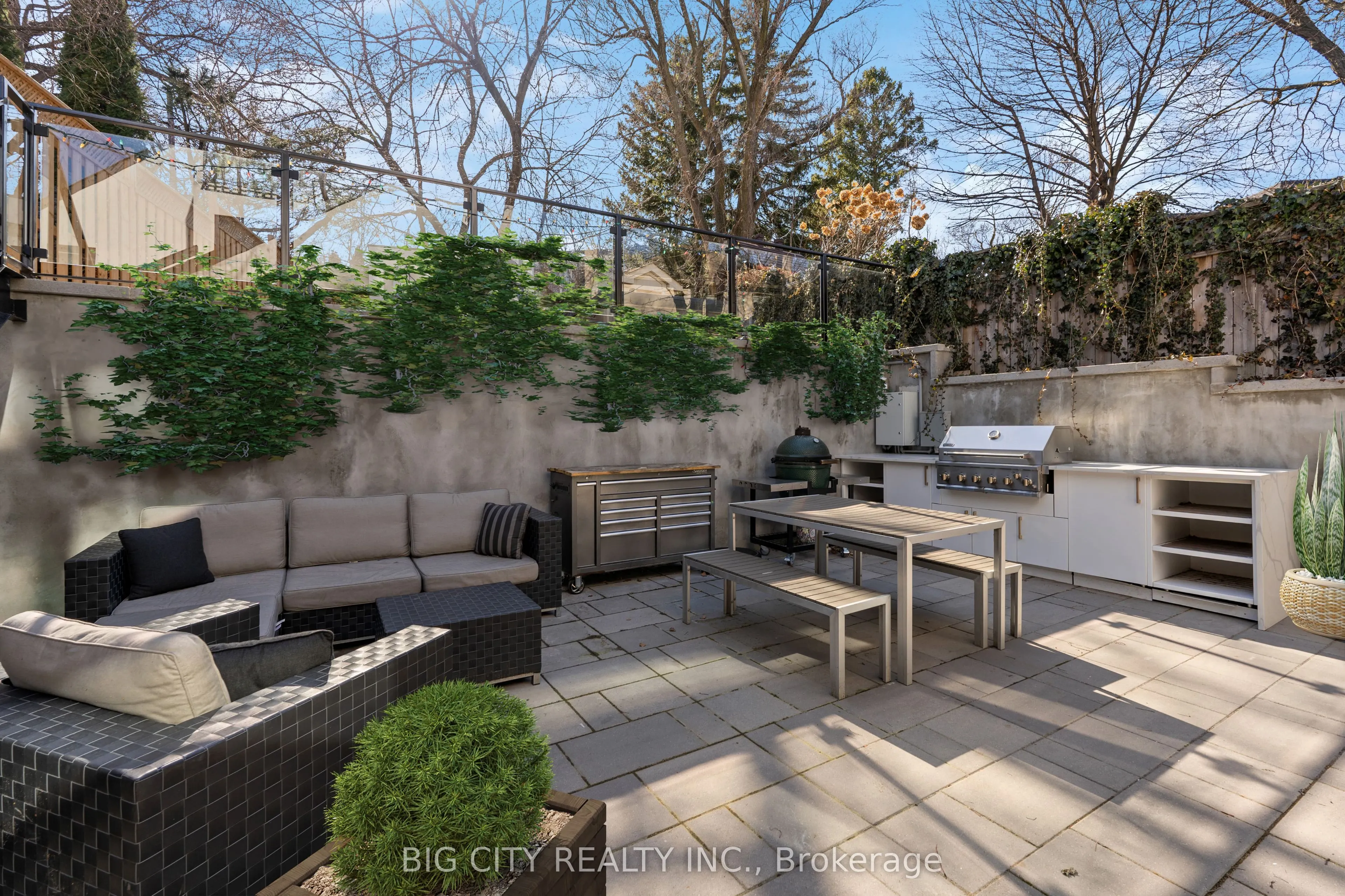 75 Lawrence Crescent