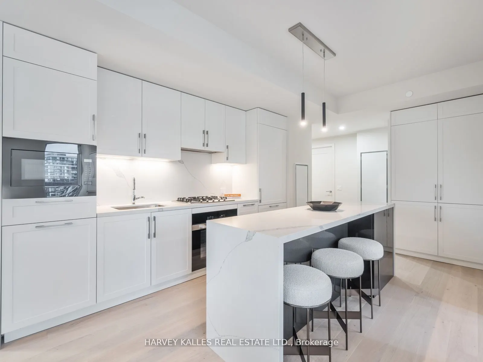 8 Manor Road W #807