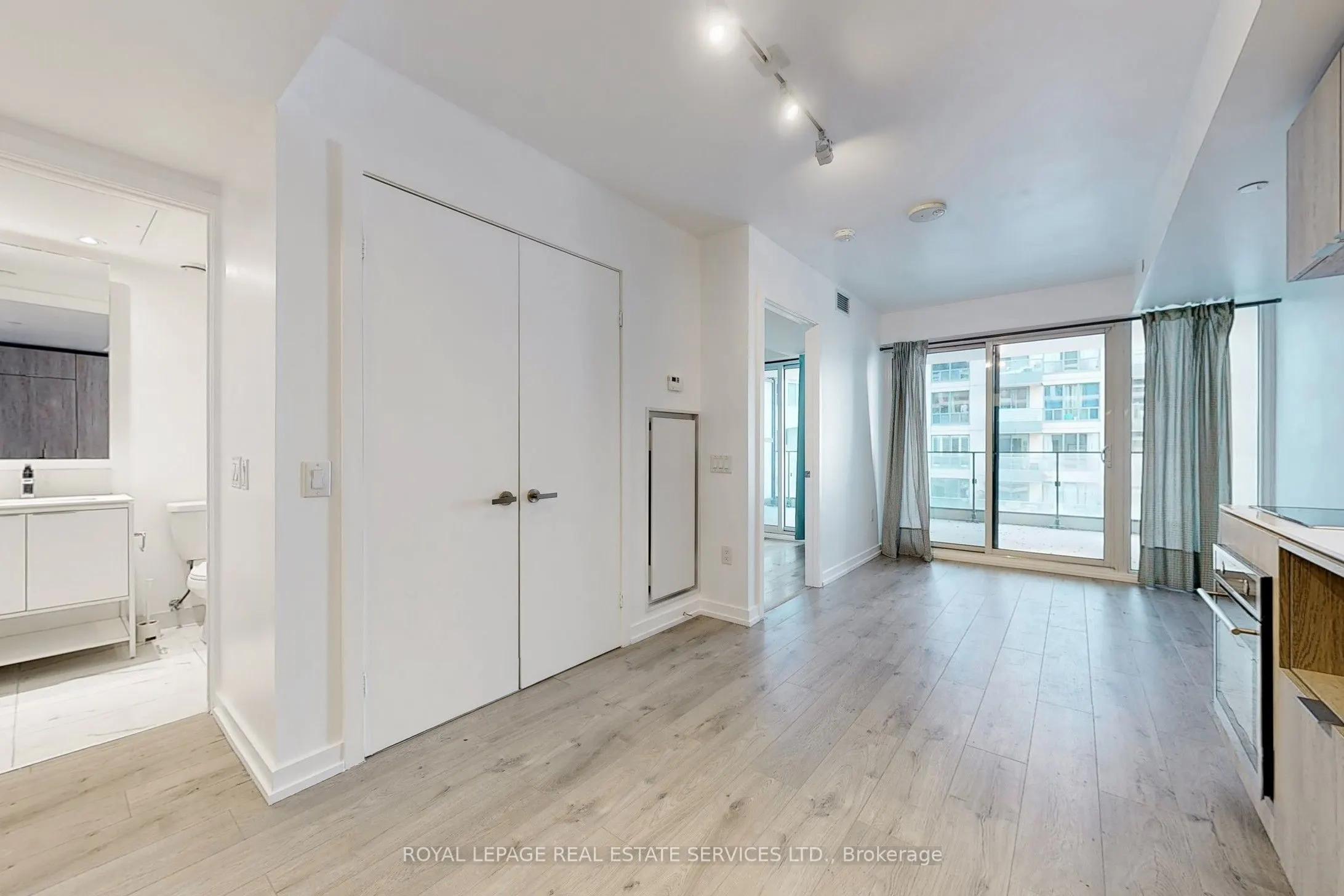 77 Shuter Street #612