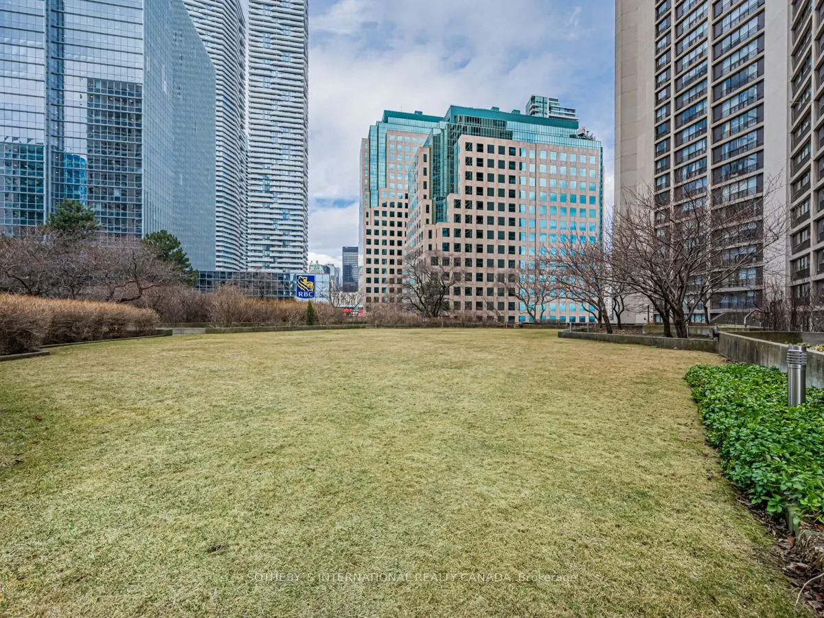 33 Harbour Square #1008