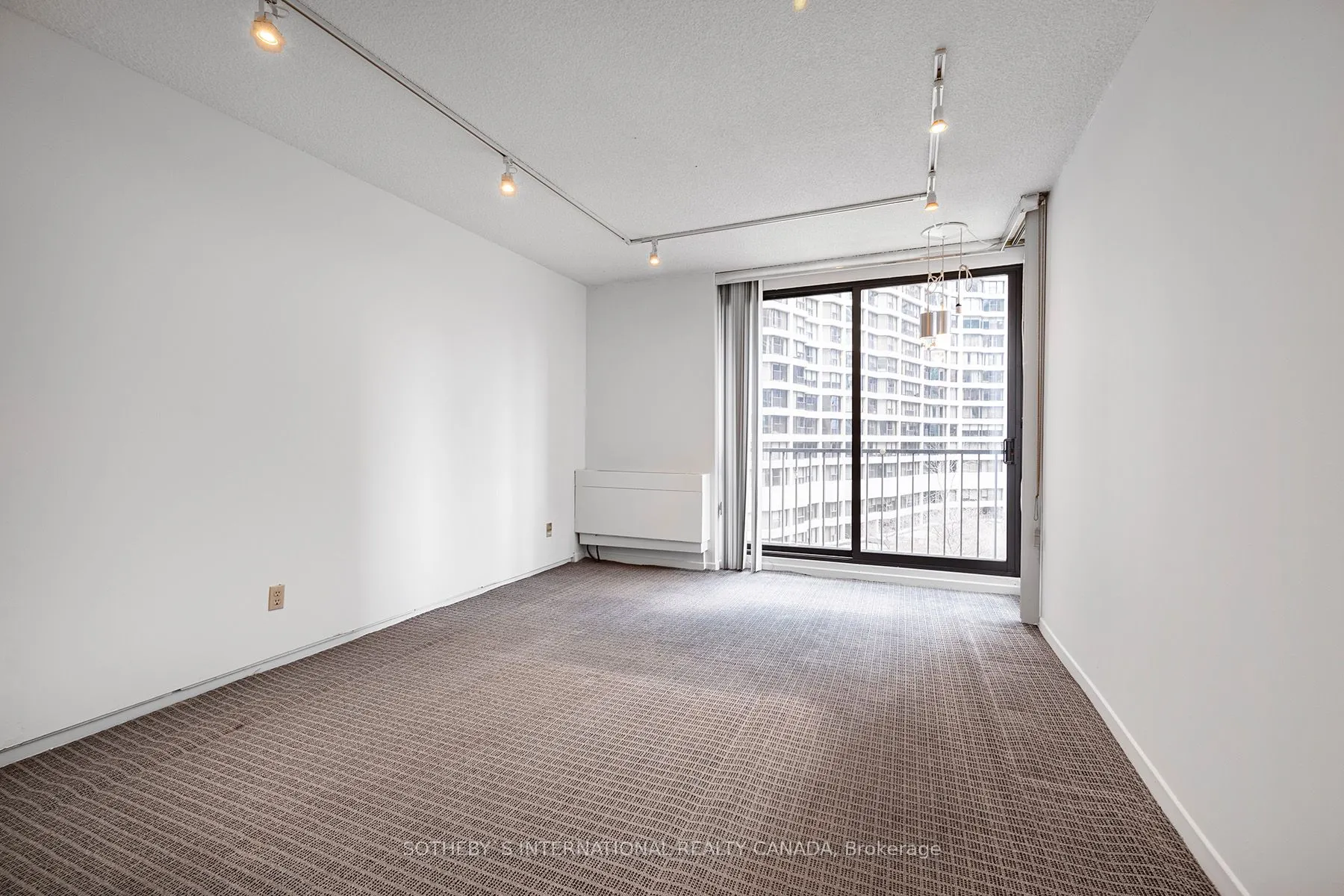 33 Harbour Square #1008