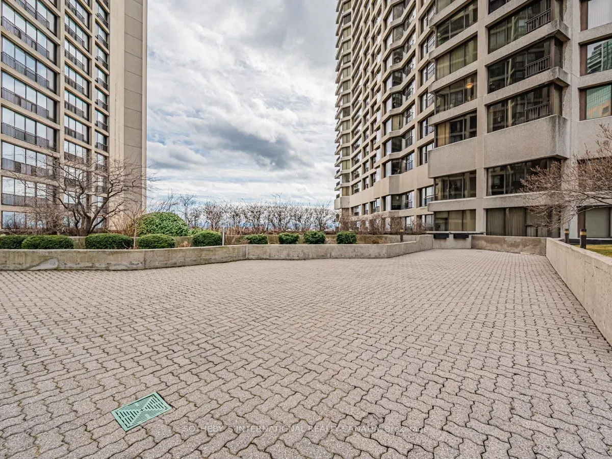 33 Harbour Square #1008