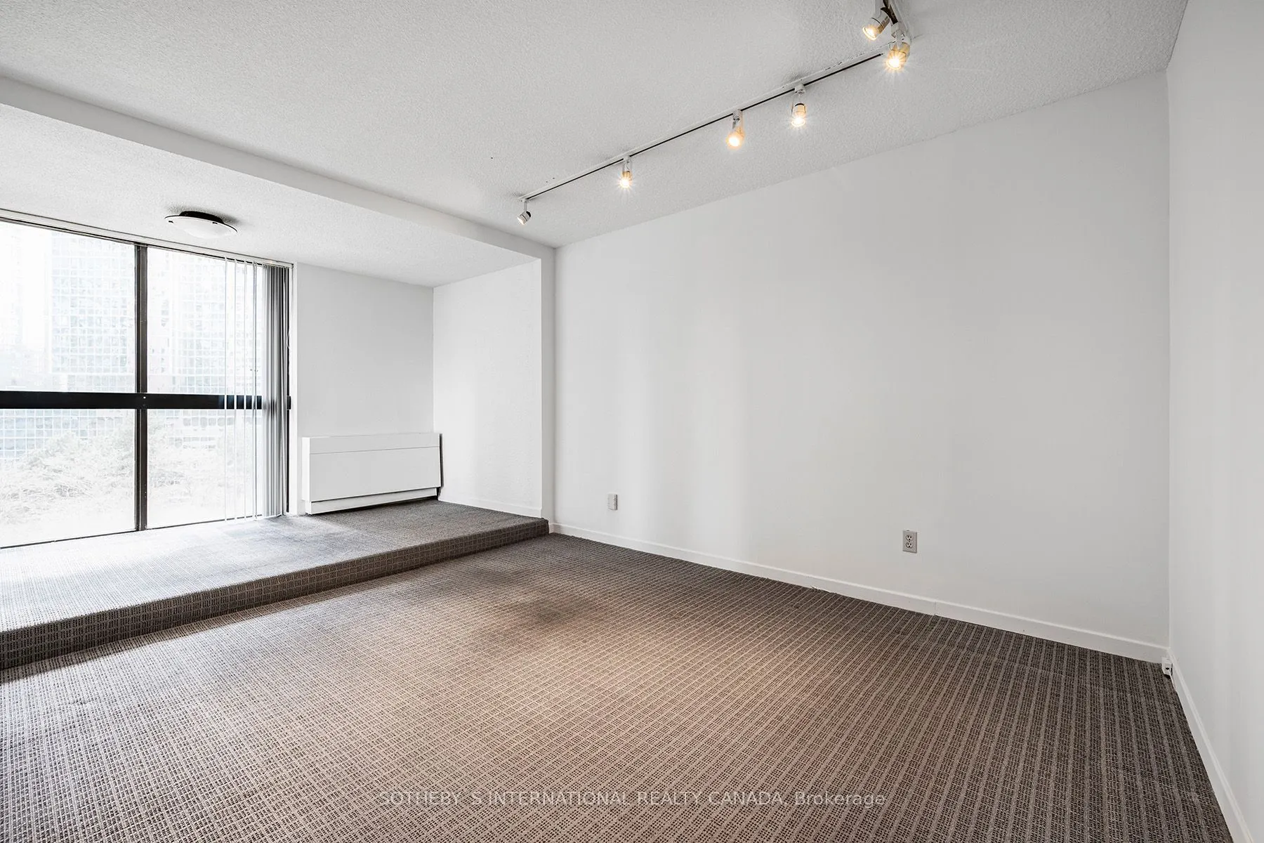 33 Harbour Square #1008