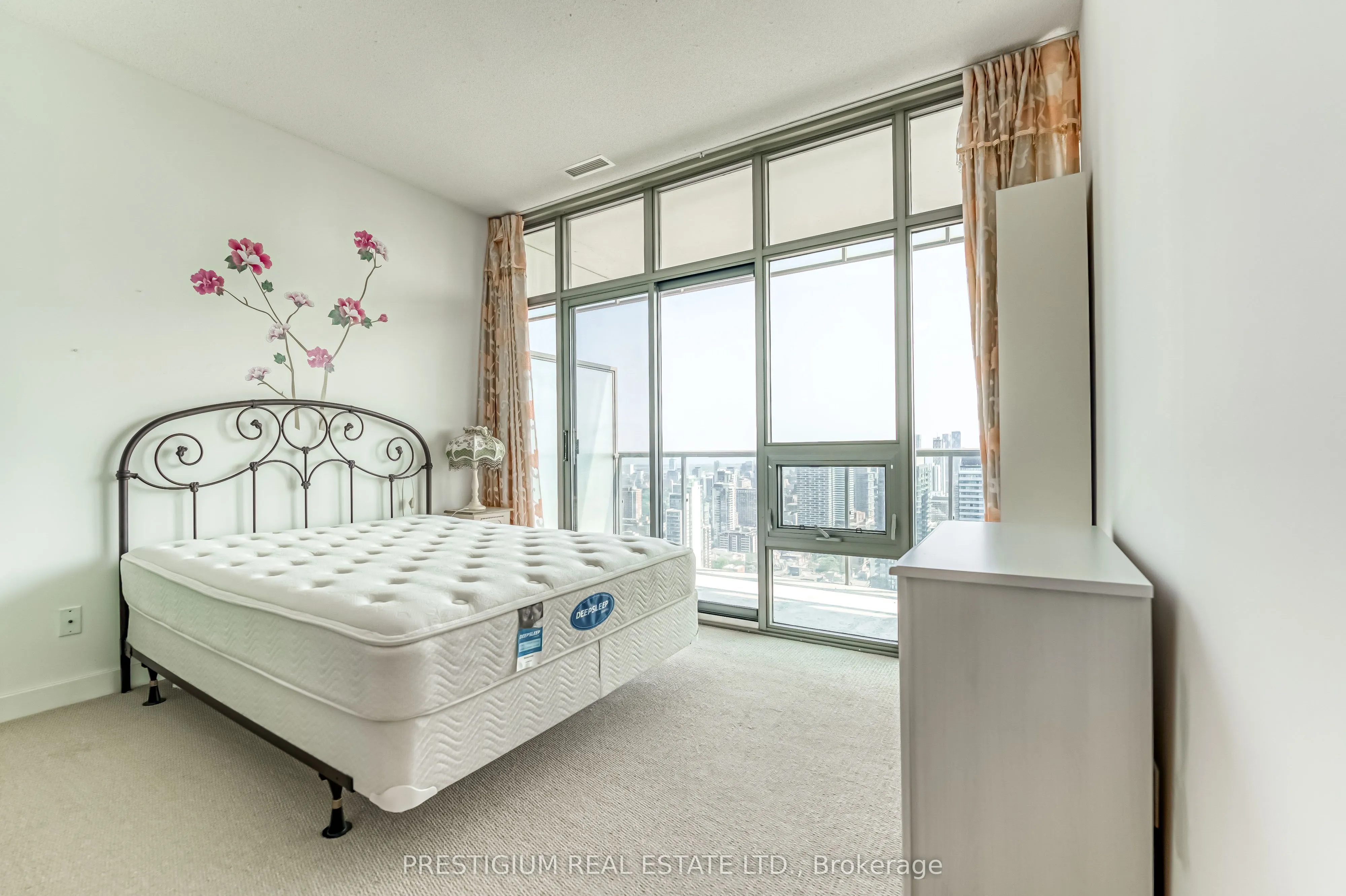 33 CHARLES Street E, #3704