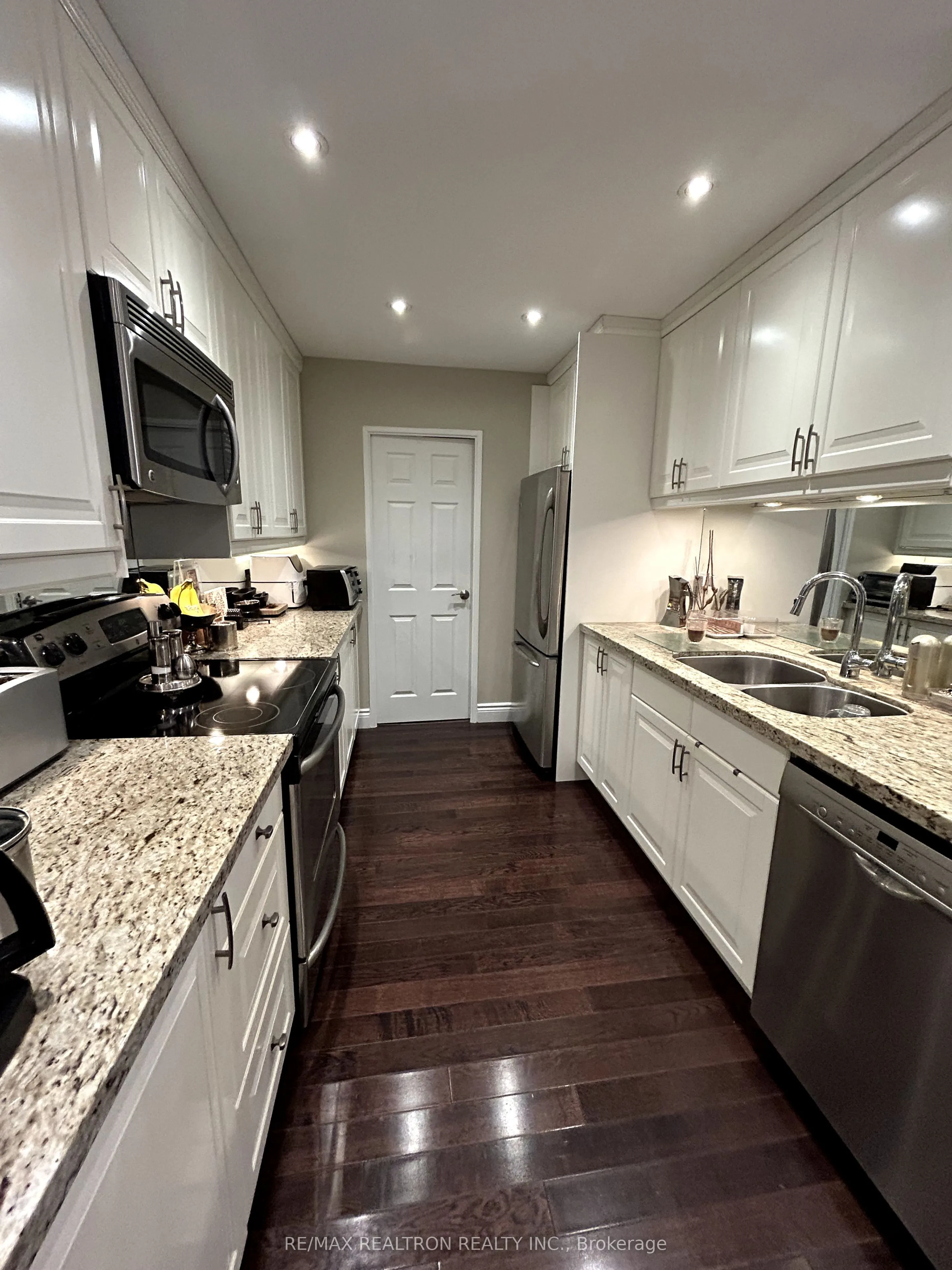 350 Lonsdale Road, #614