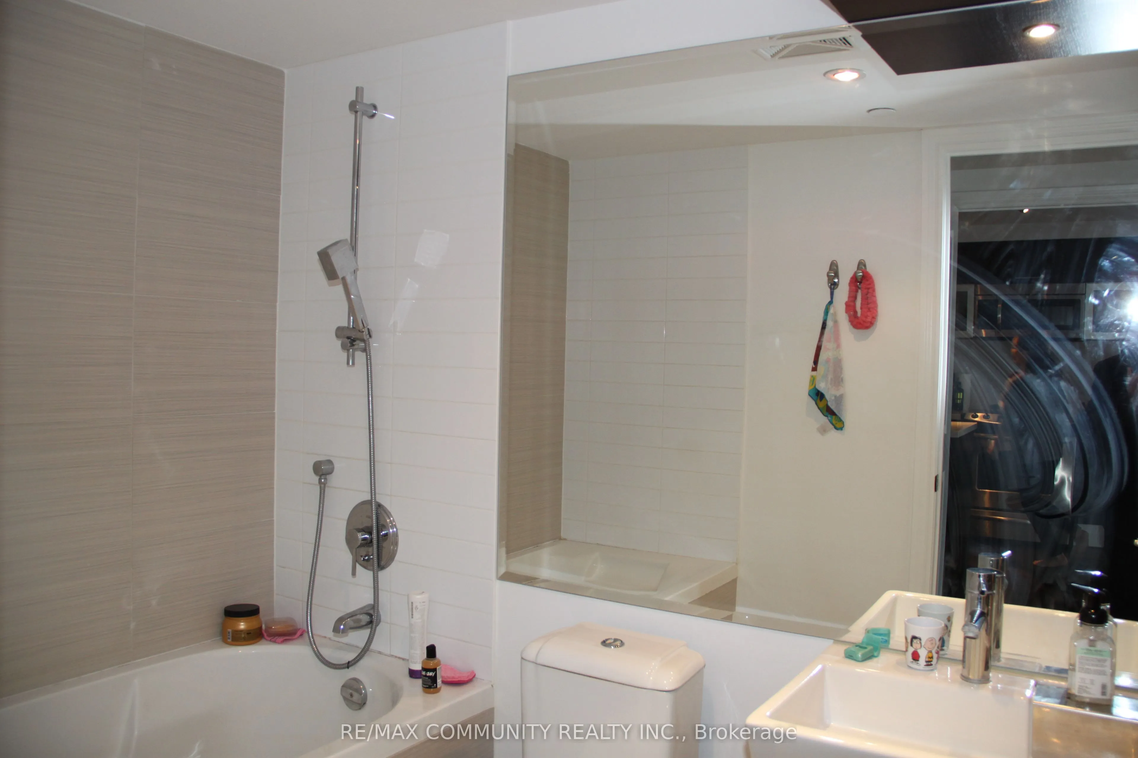 386 Yonge Street, #603
