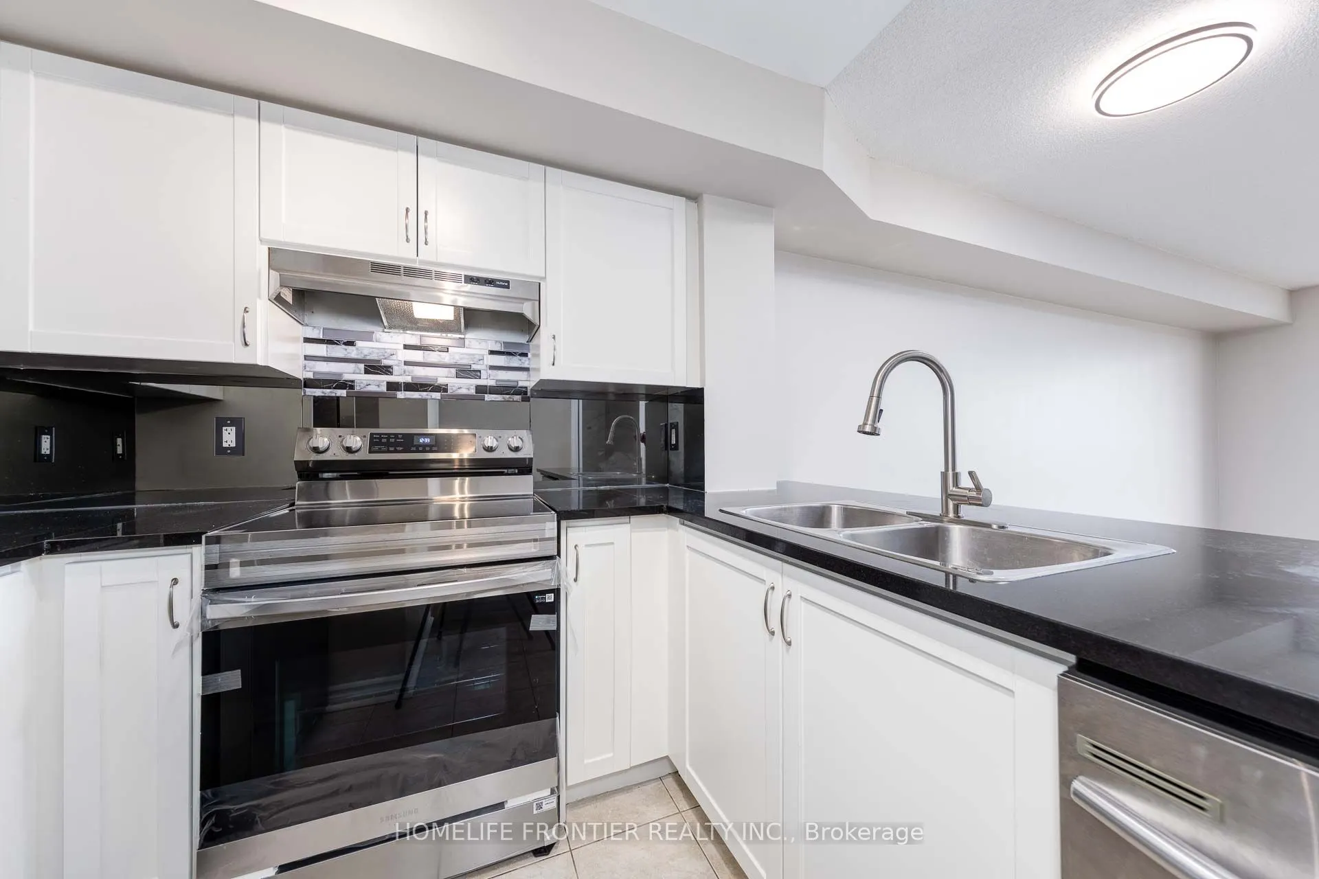 18 Kenaston Gardens, #1703