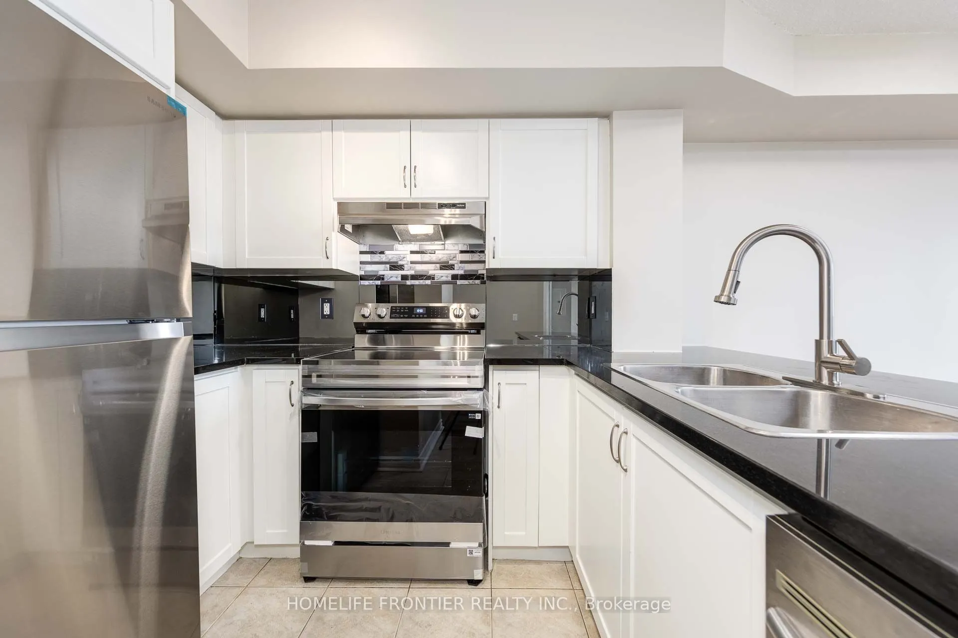 18 Kenaston Gardens, #1703