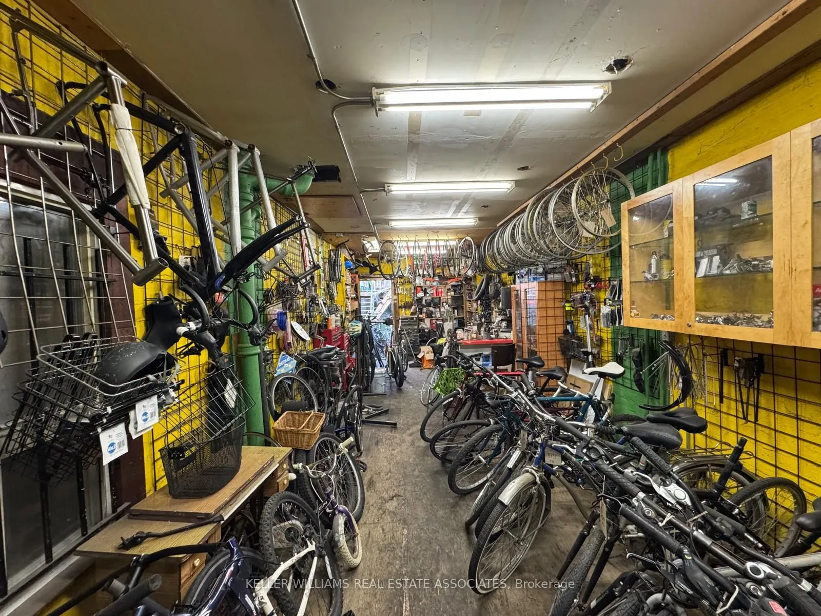 863 Bloor Street W