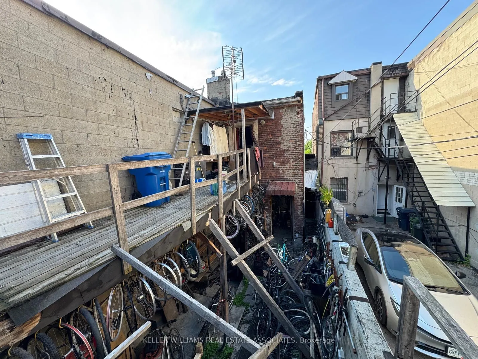 863 Bloor Street W