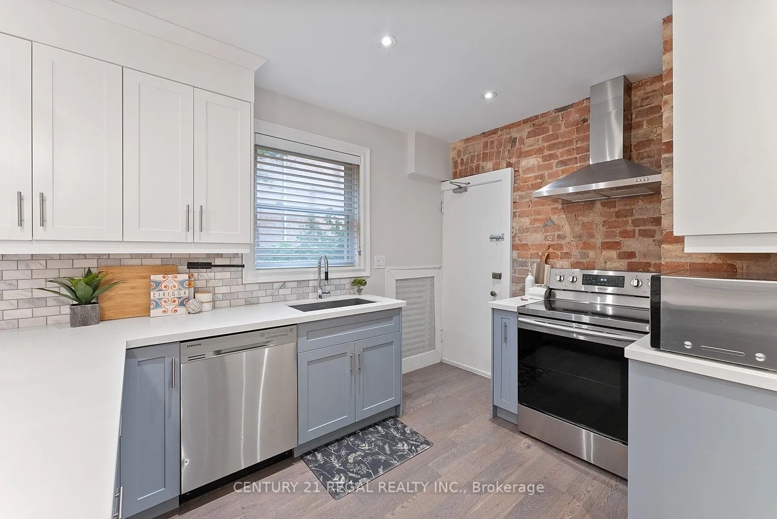 93 Douglas Crescent, #14