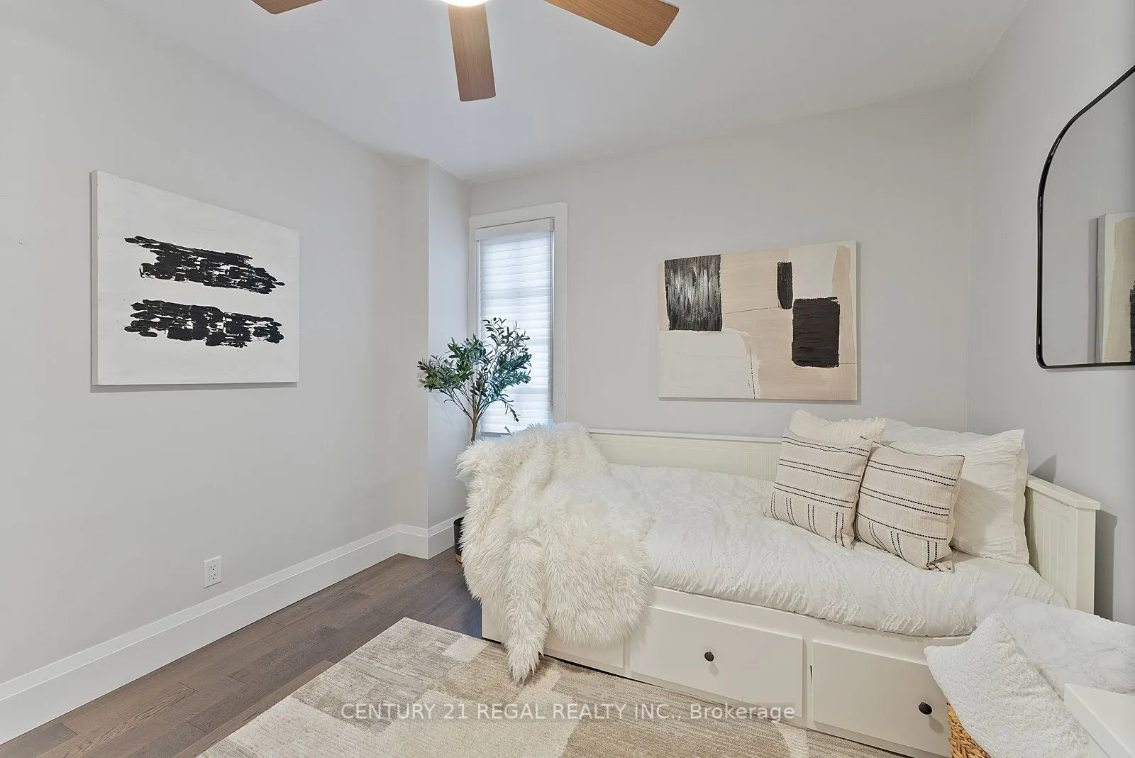 93 Douglas Crescent, #14