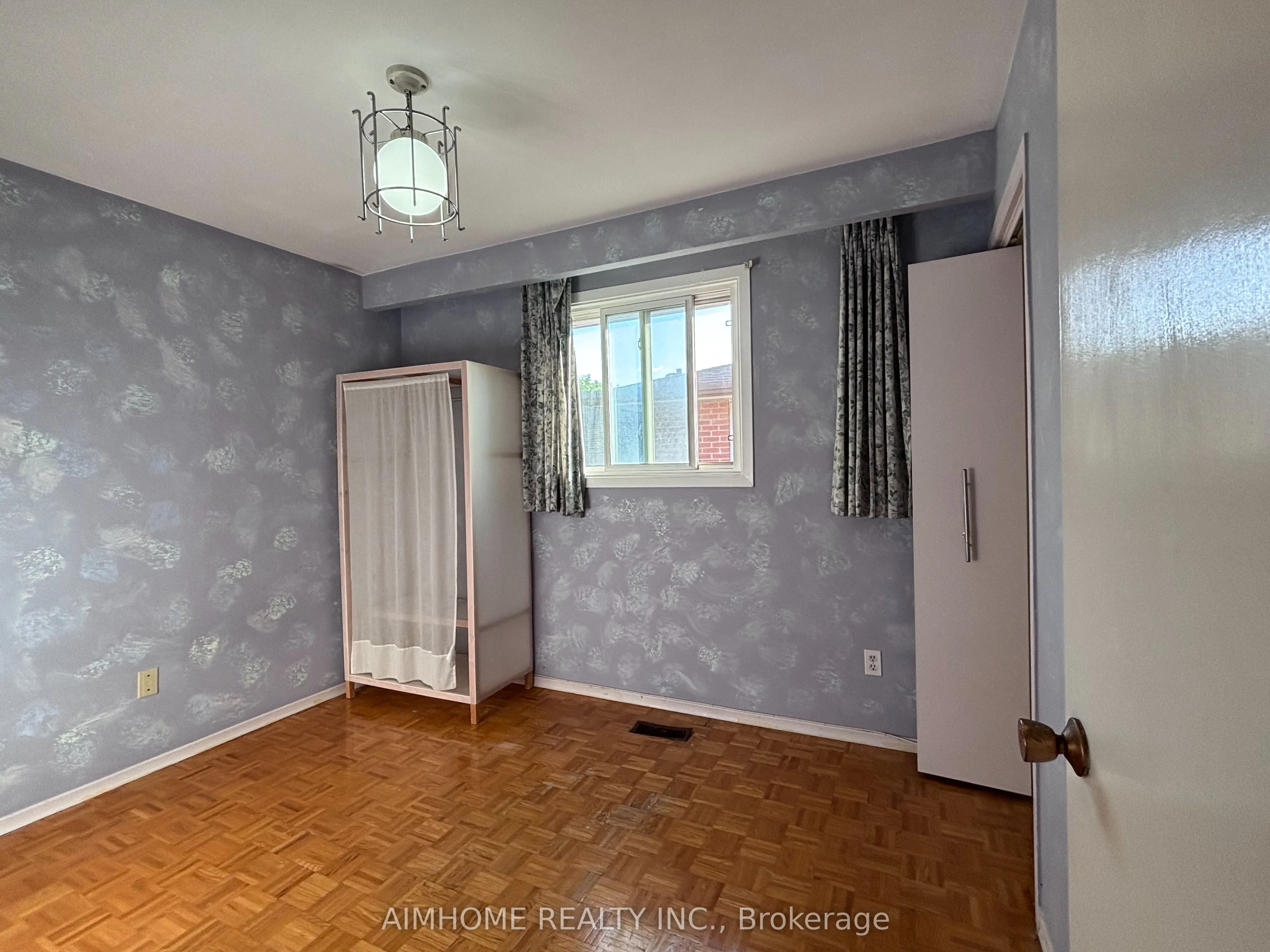 86 James Gray Drive, #Upper