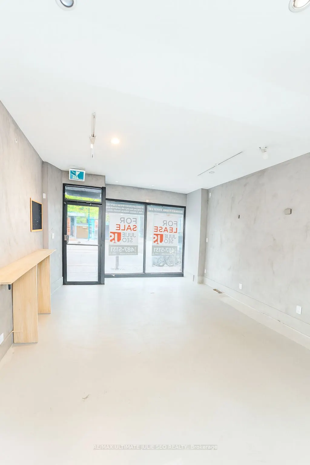 867 Dundas Street W