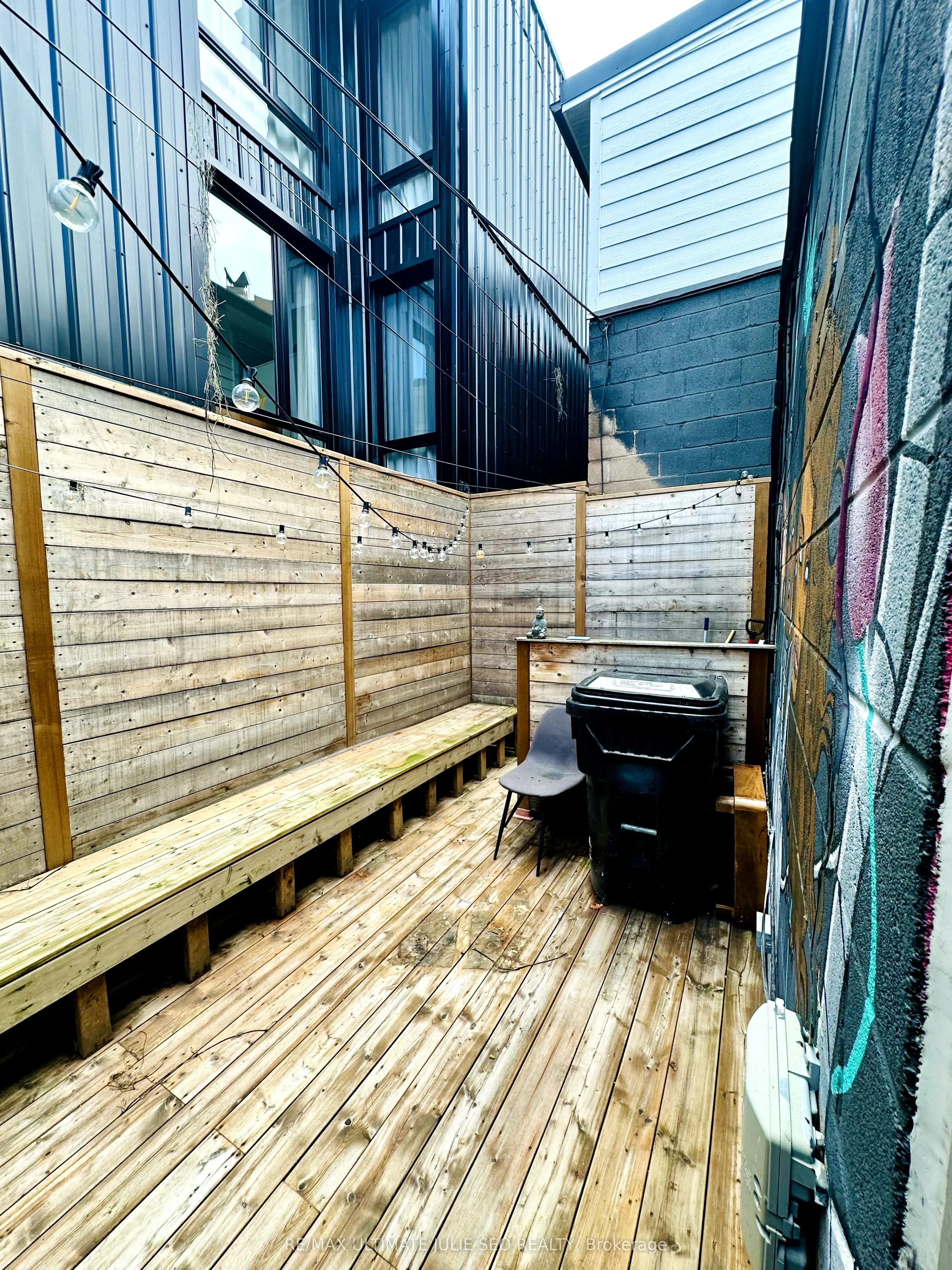 867 Dundas Street W