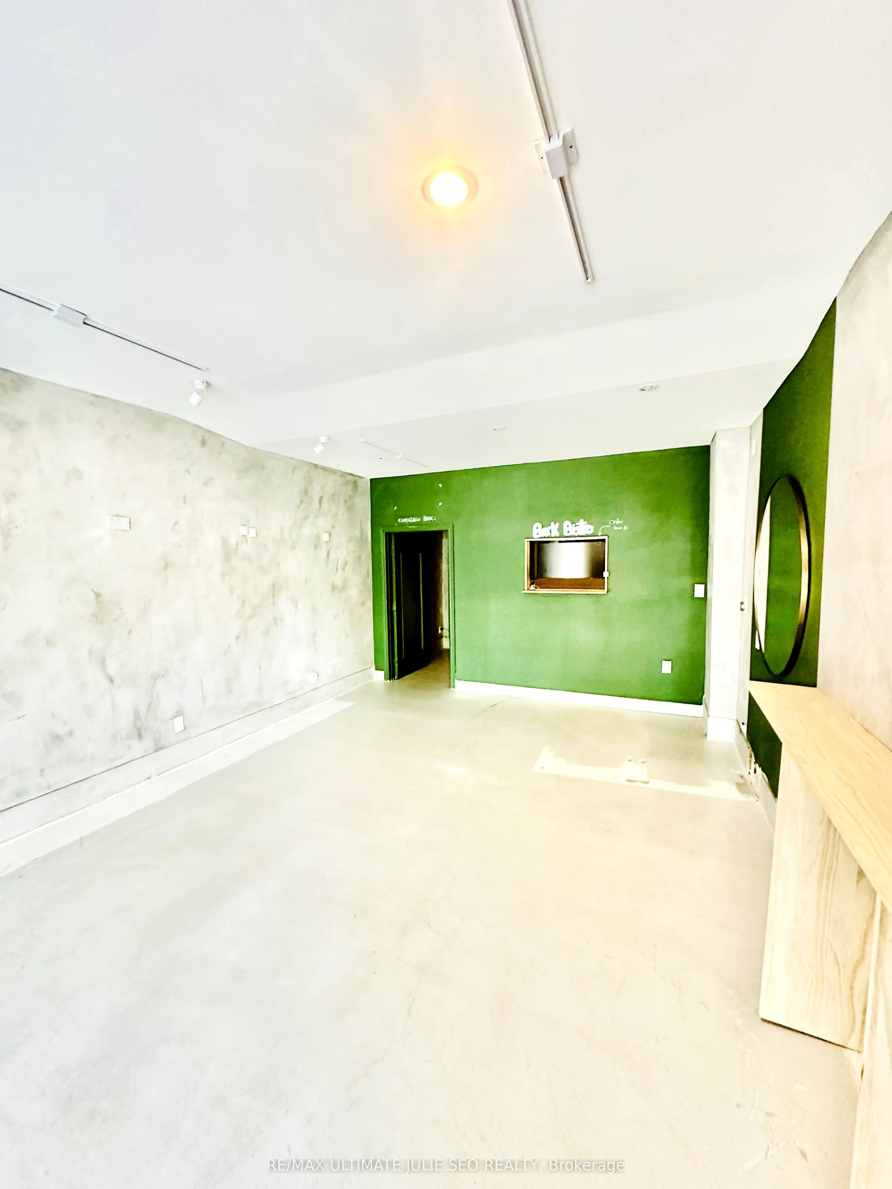 867 Dundas Street W