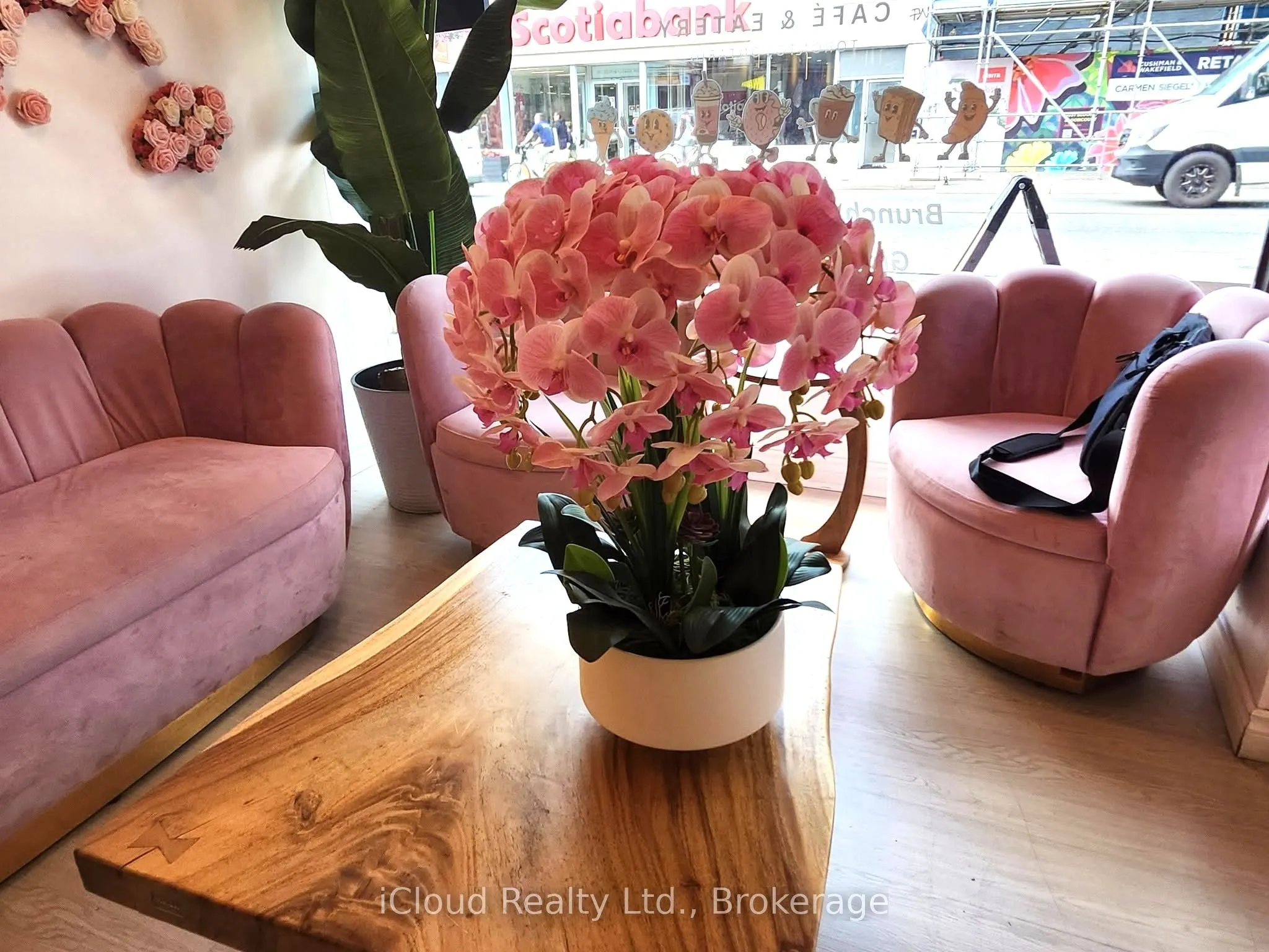 993 Bloor Street W