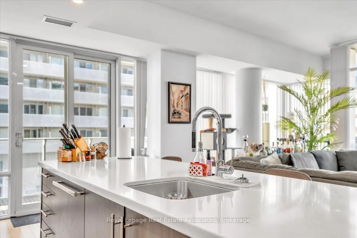 29 Queens Quay E #323