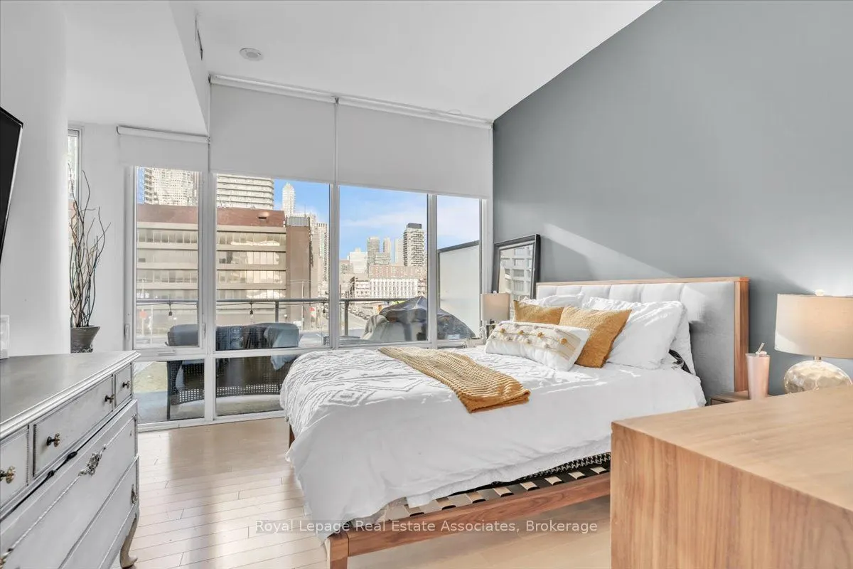 29 Queens Quay E #323