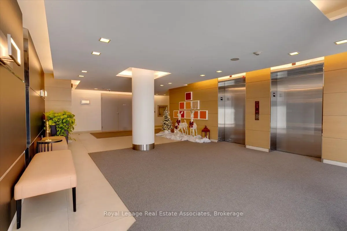 29 Queens Quay E #323