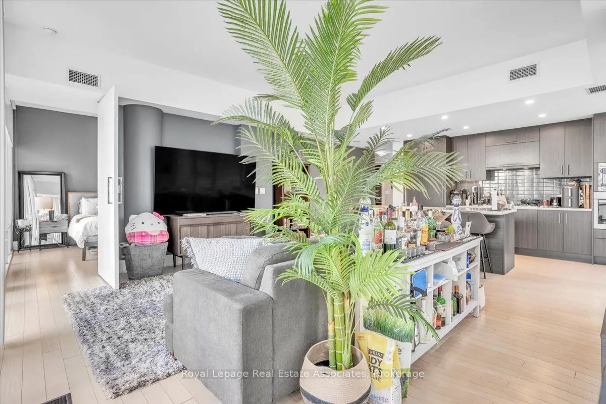 29 Queens Quay E #323