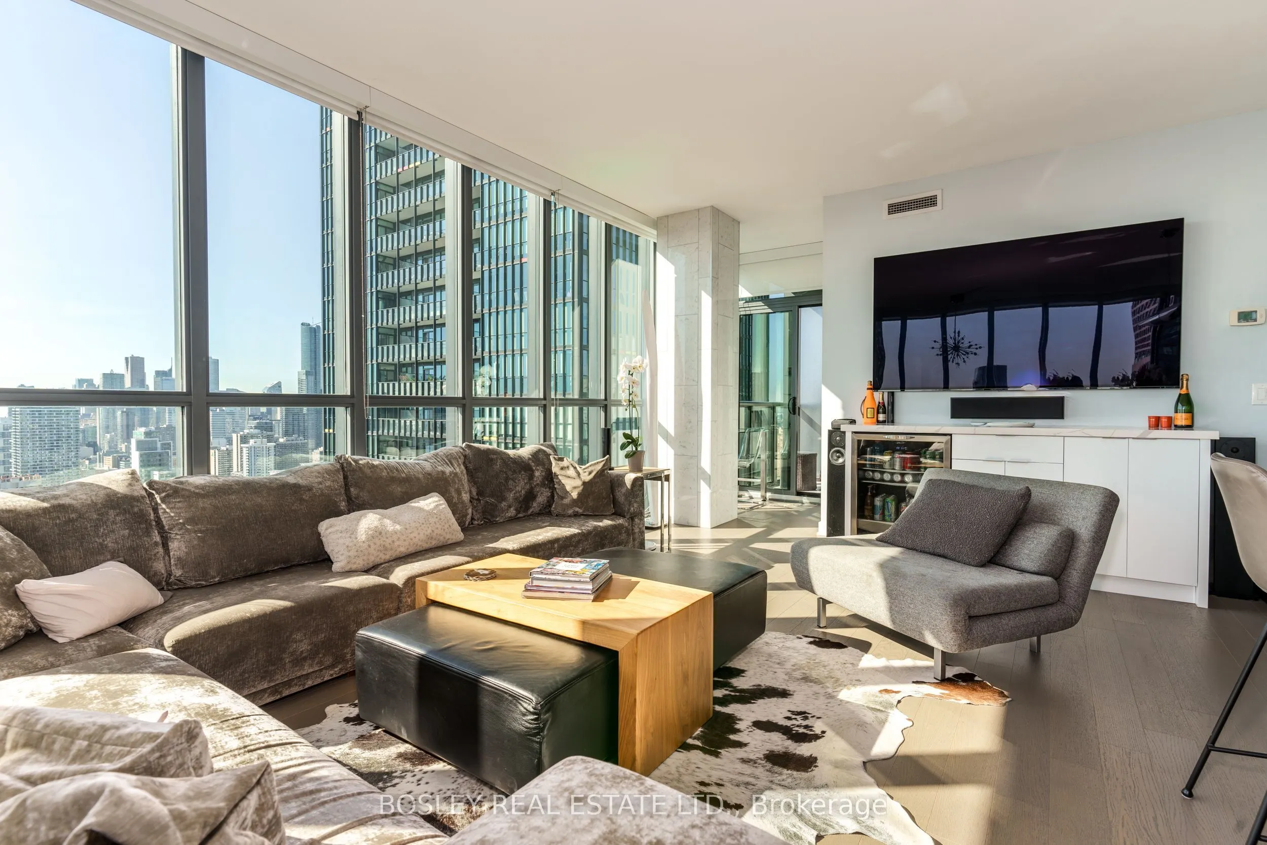110 Charles Street E, #3701