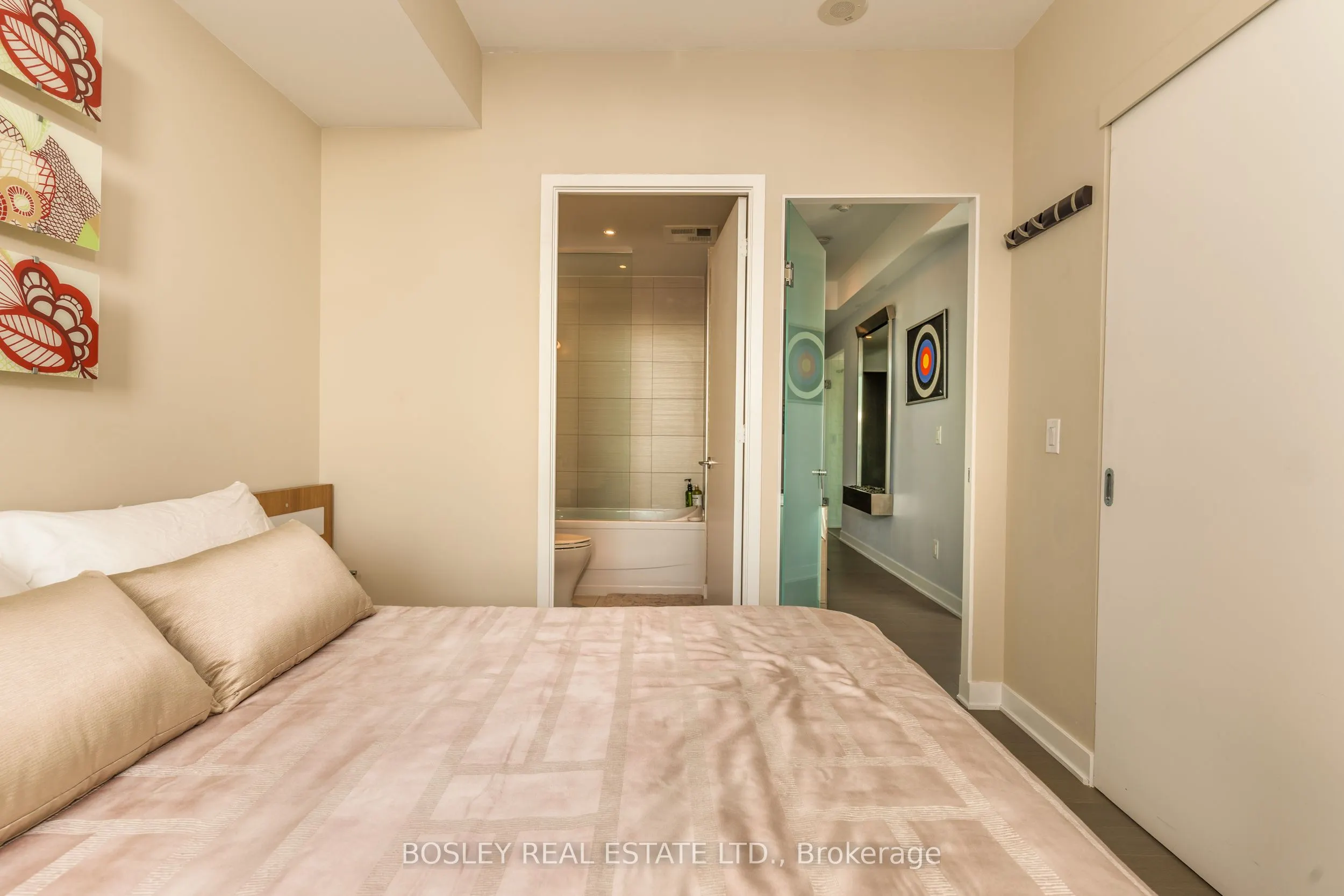 110 Charles Street E, #3701