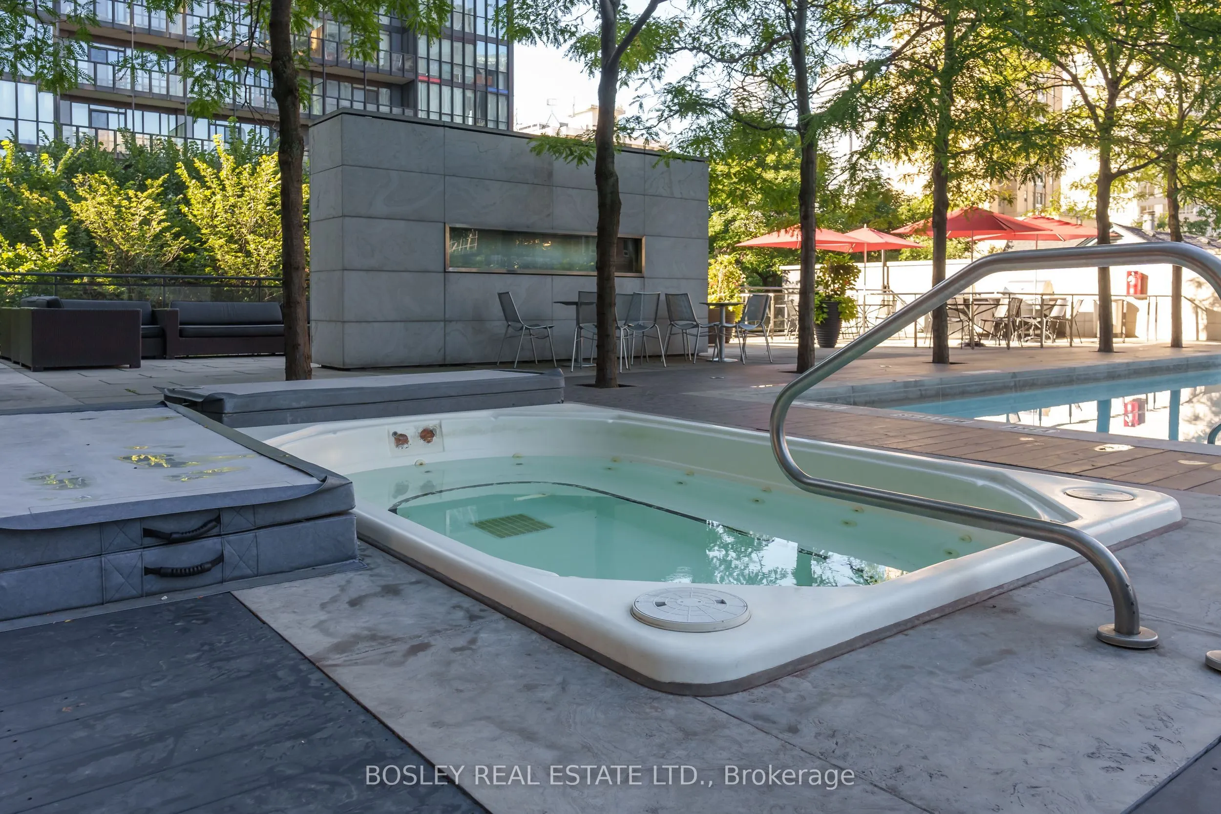 110 Charles Street E, #3701