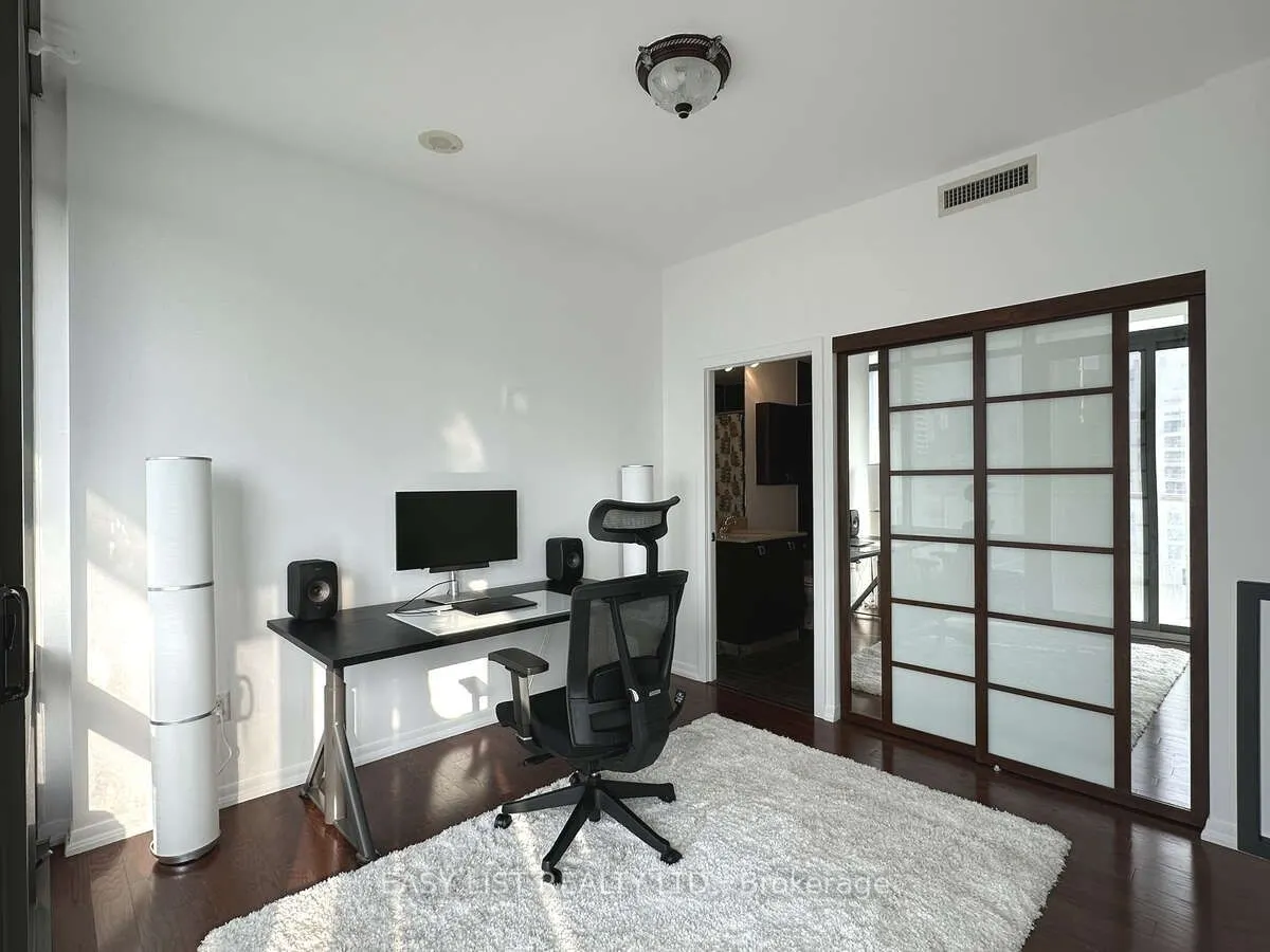 37 Grosvenor Street, #2203