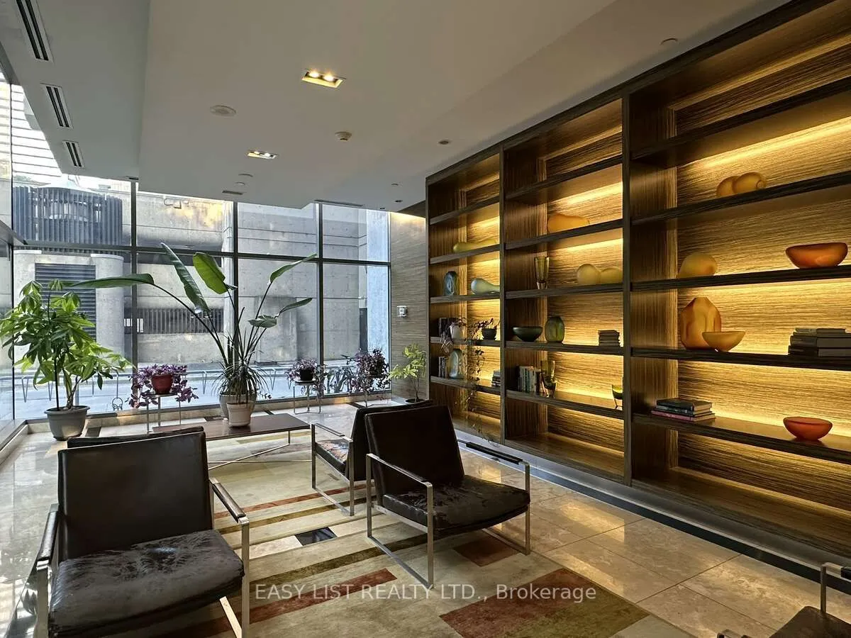 37 Grosvenor Street, #2203