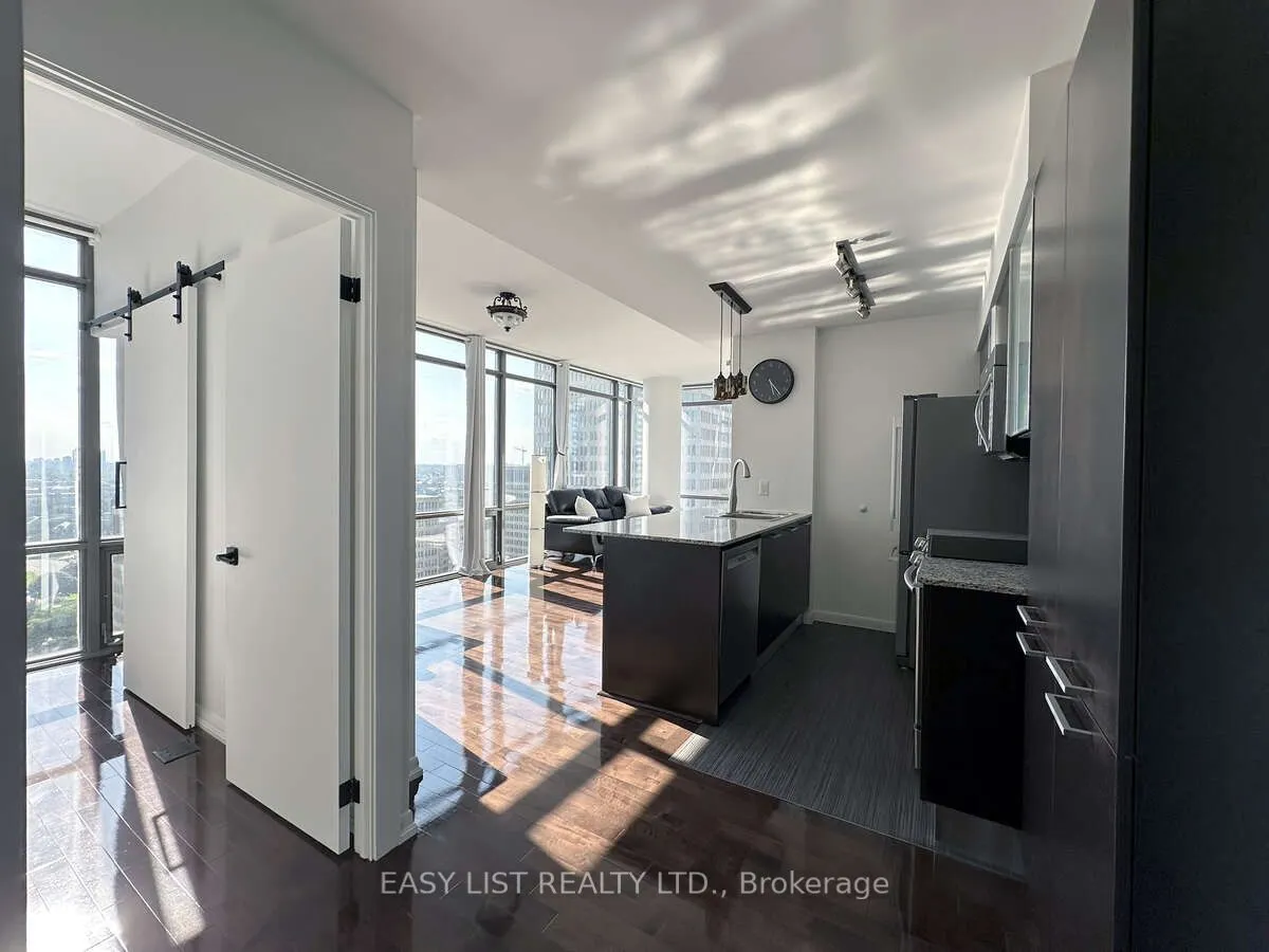 37 Grosvenor Street, #2203
