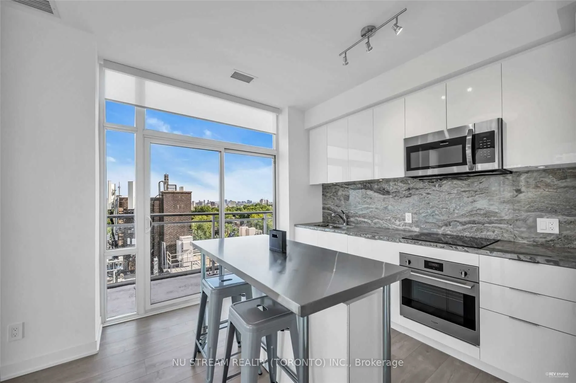 223 St Clair Avenue W, #1107