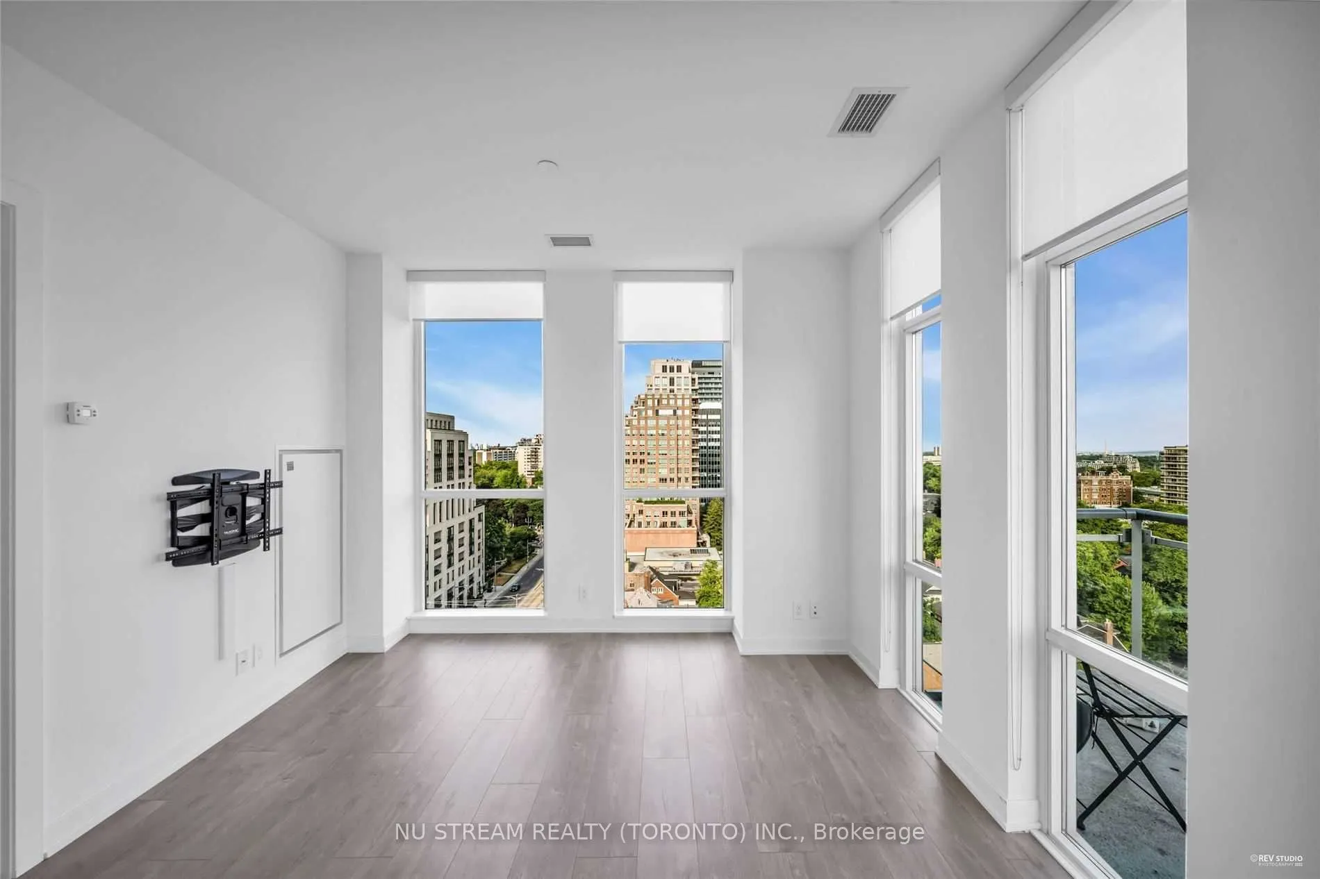 223 St Clair Avenue W, #1107