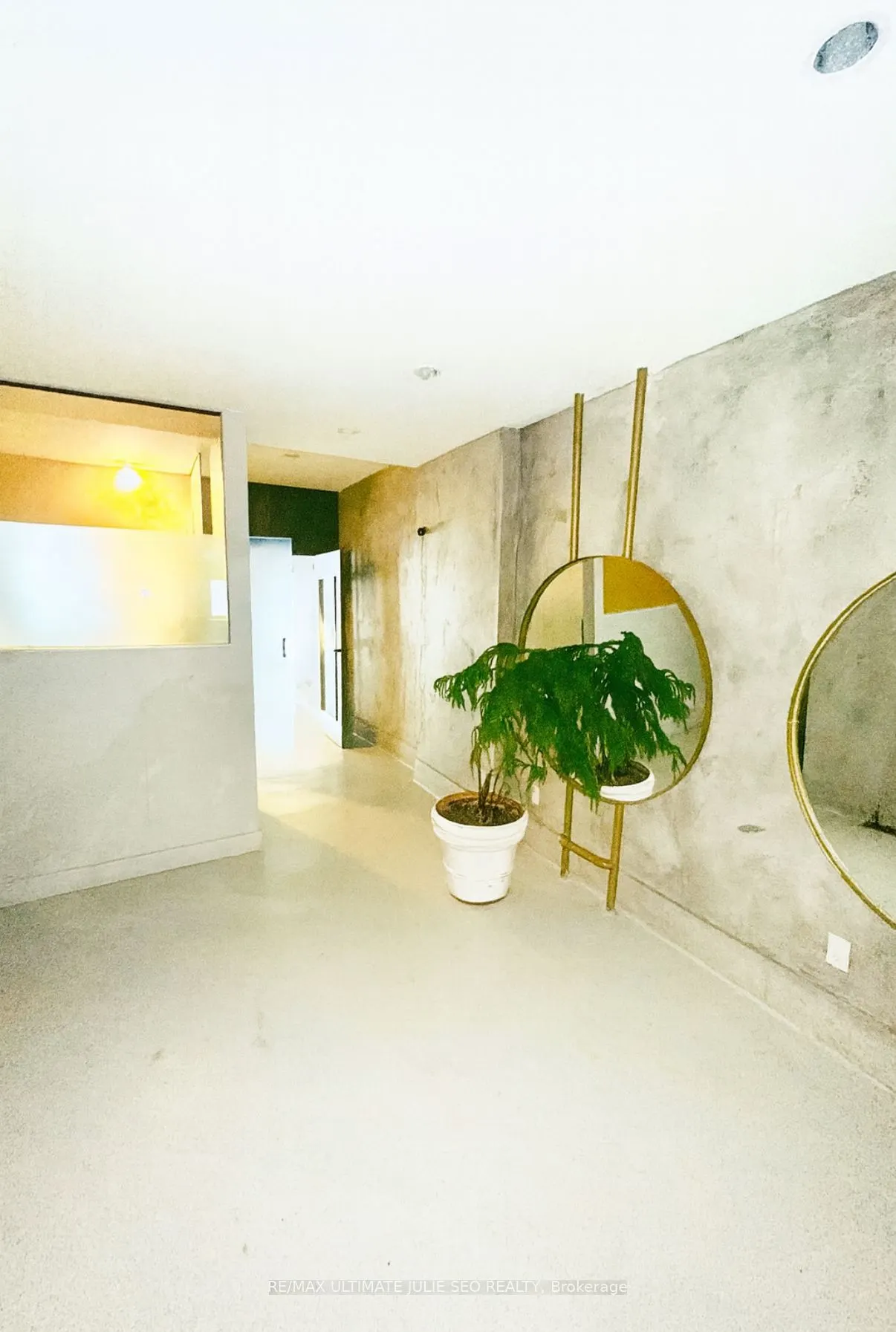 867 Dundas Street W, #Main