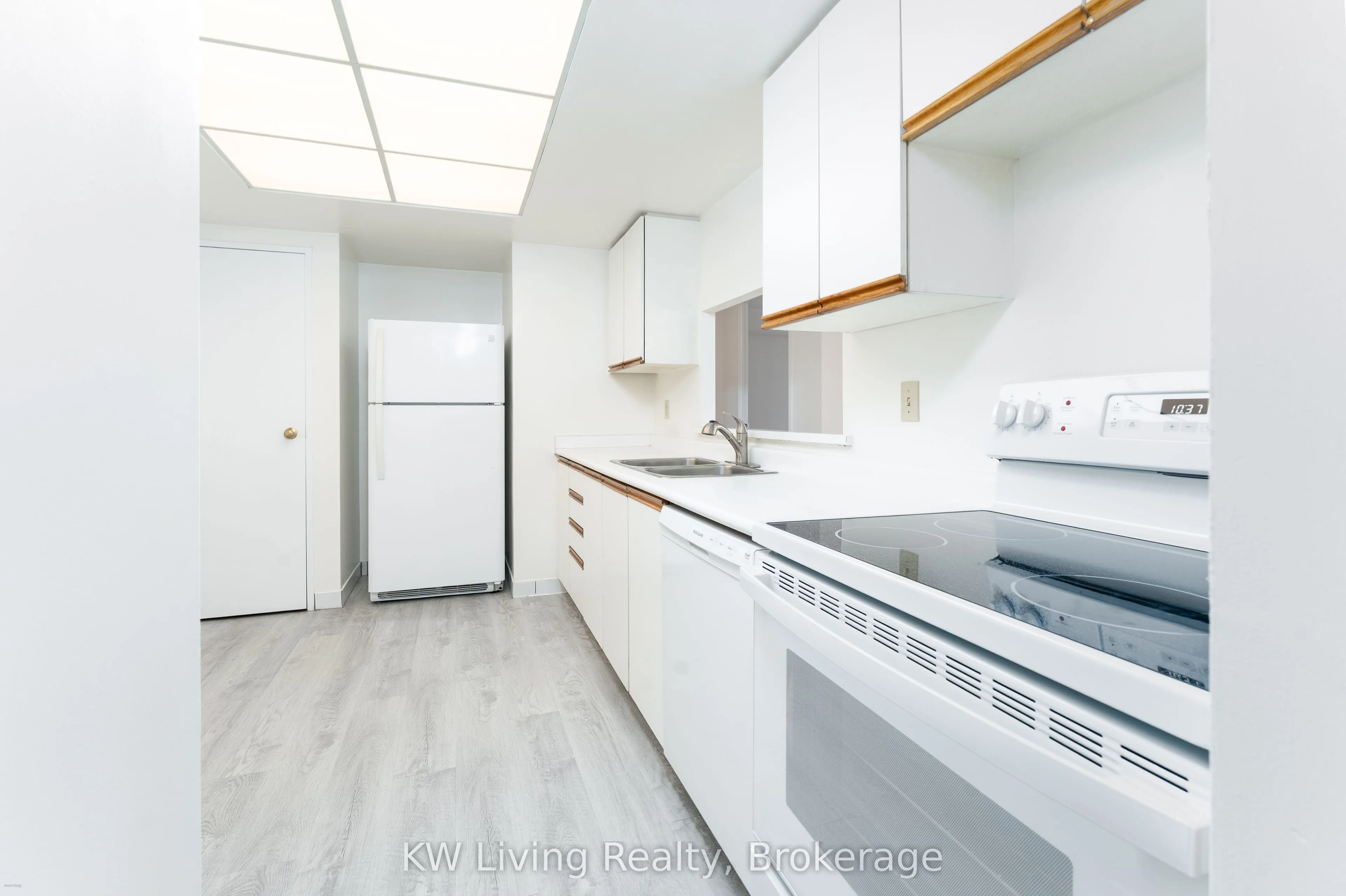 5765 Yonge Street, #904