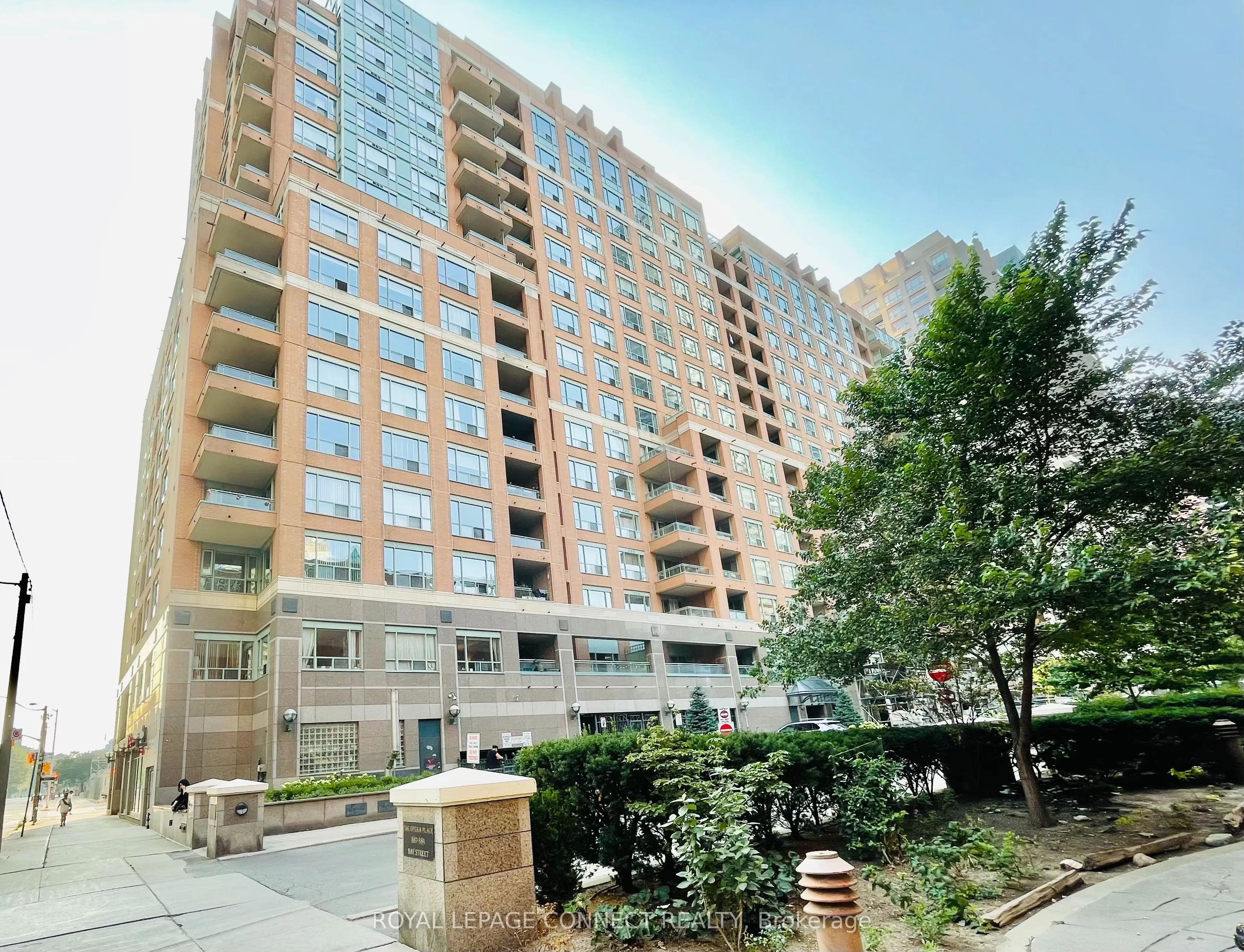 889 Bay Street, #304(2nd BR+Den)