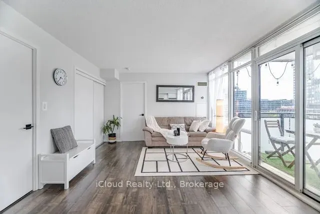 25 Telegram Mews, #1015