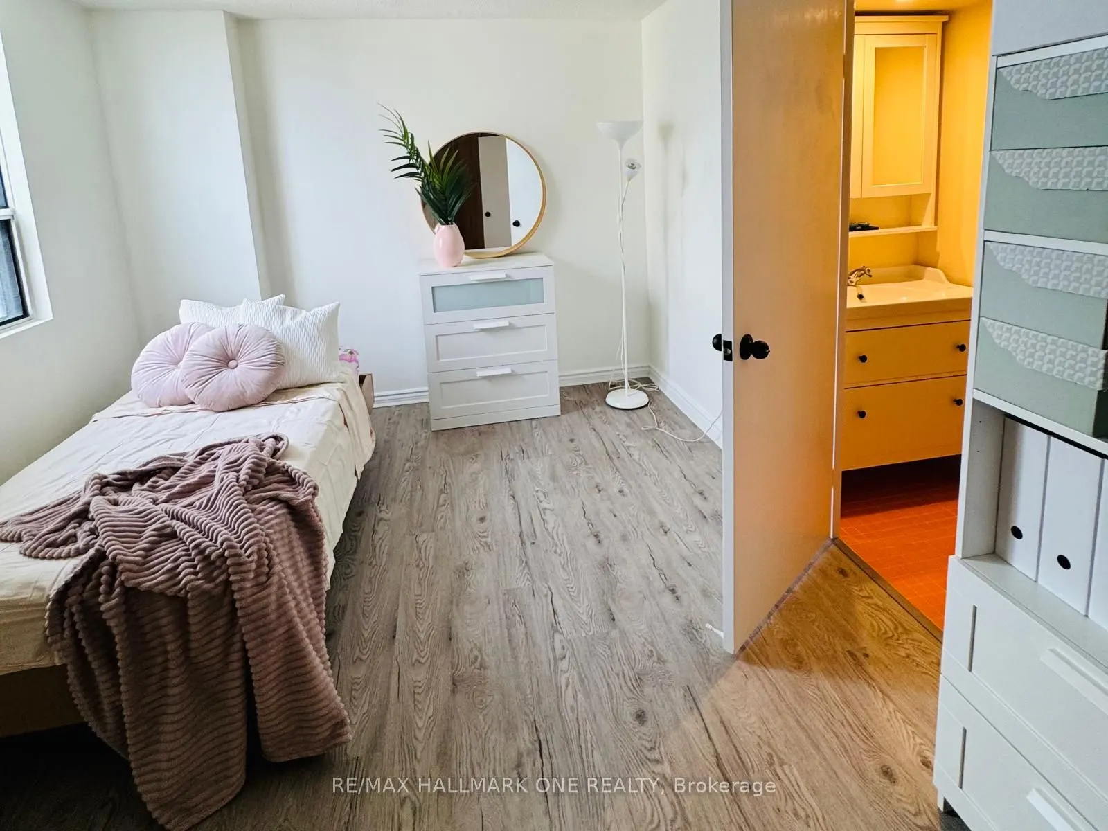 45 Sunrise Avenue E, #904