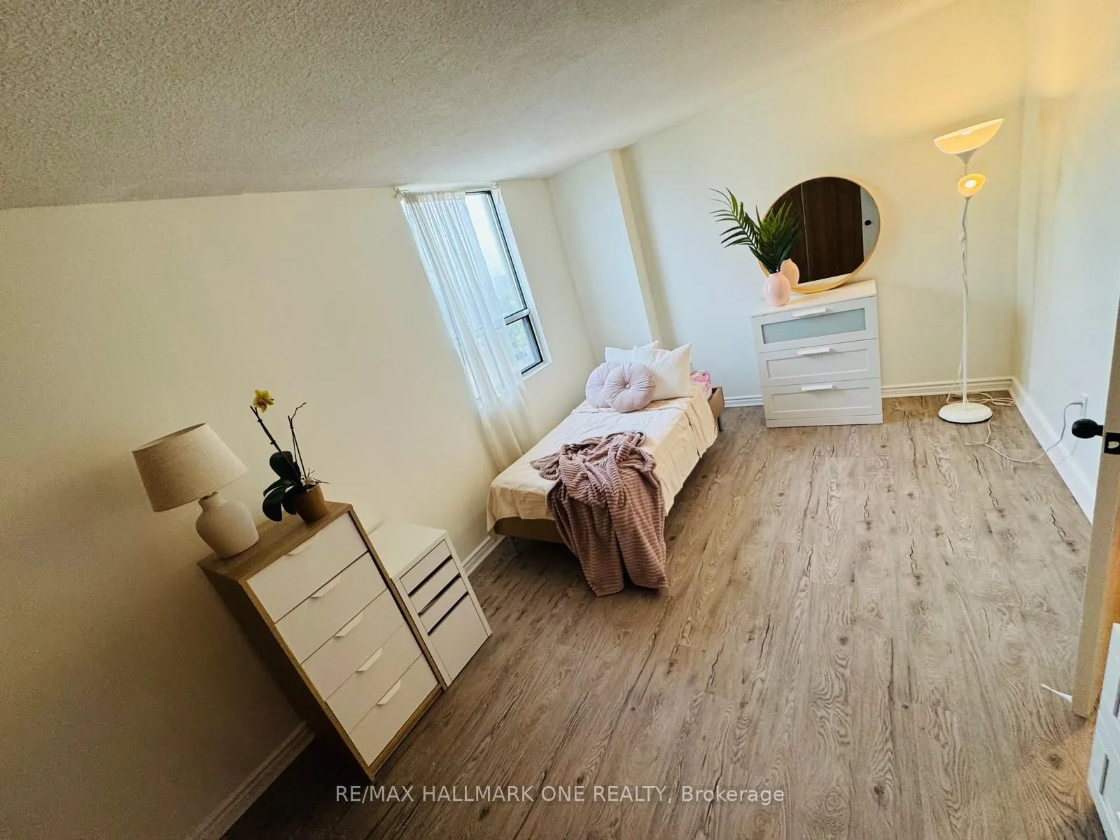 45 Sunrise Avenue E, #904