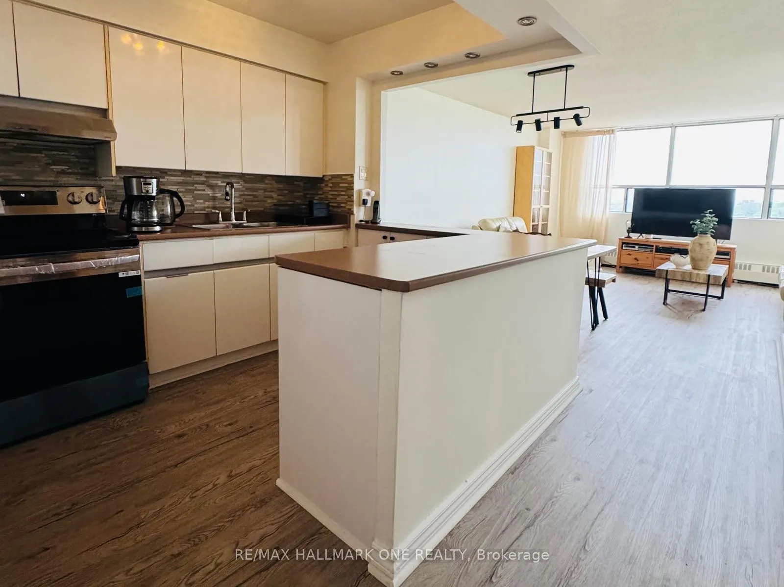 45 Sunrise Avenue E, #904