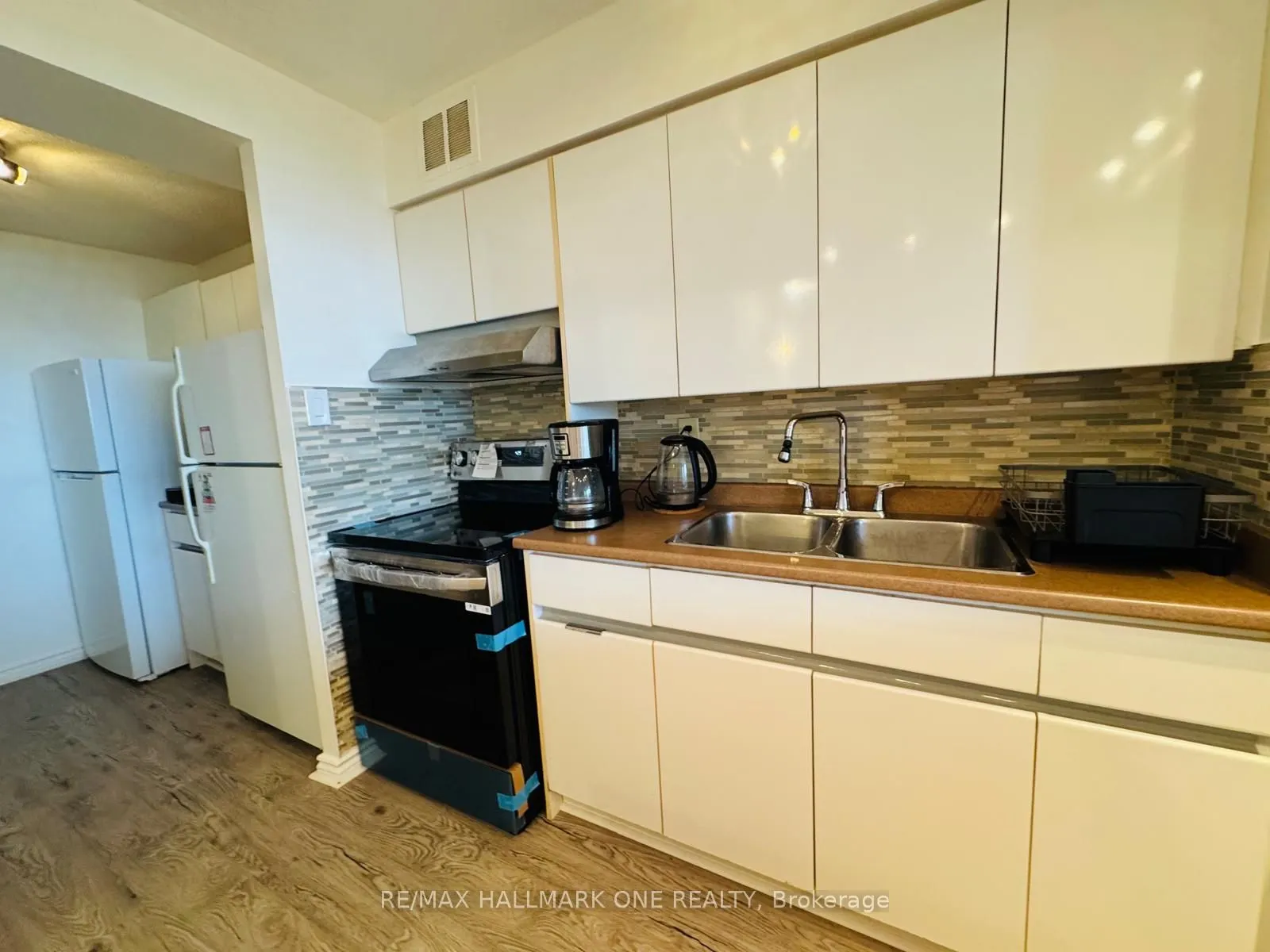 45 Sunrise Avenue E, #904