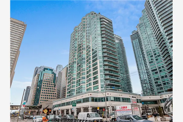 10 Queens Quay W