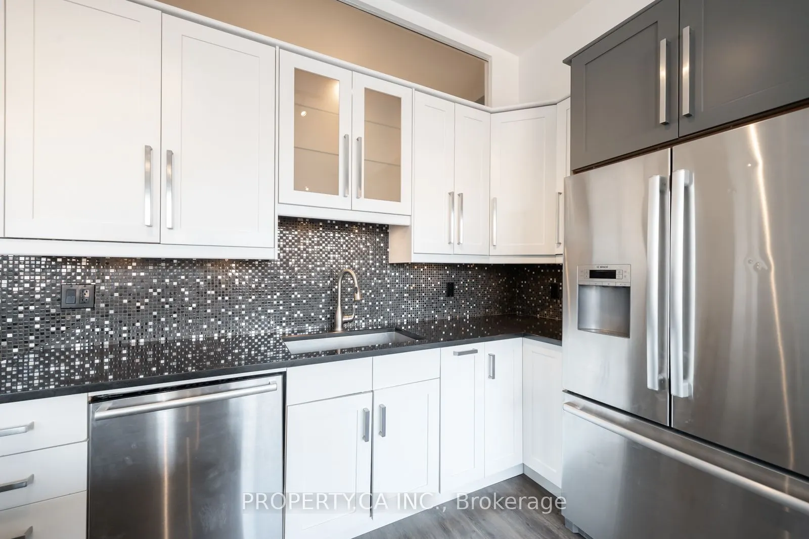 700 King Street W, #806