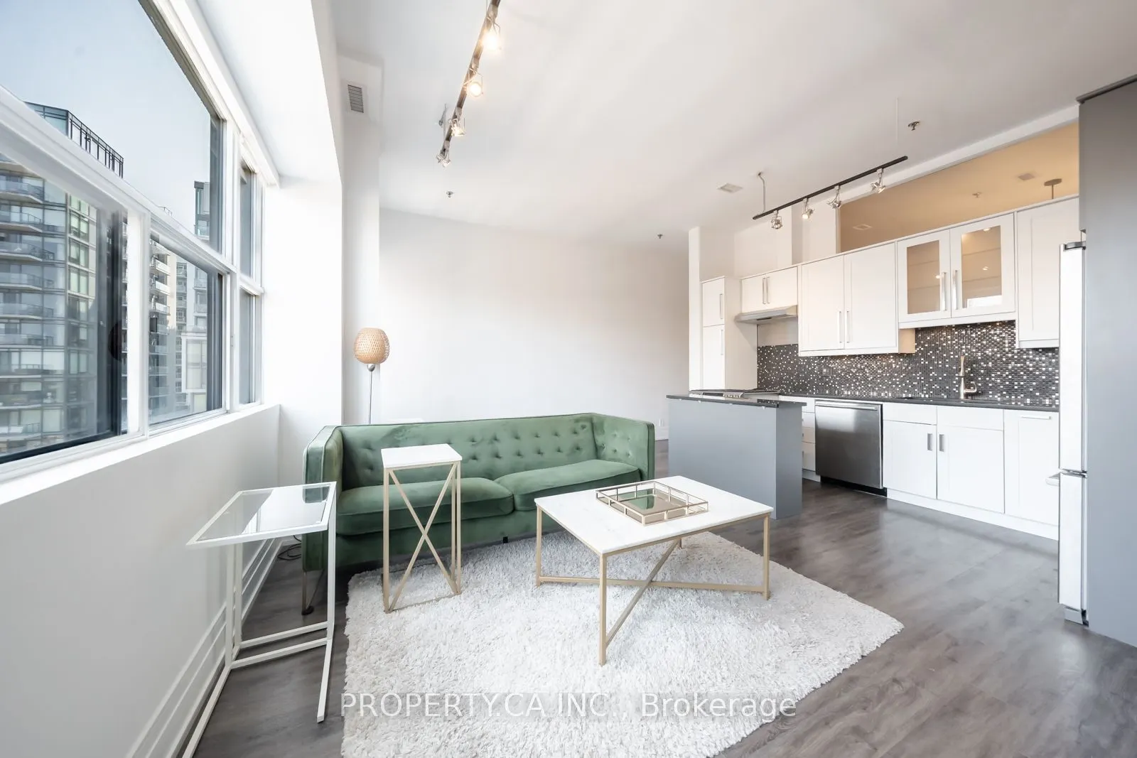 700 King Street W, #806