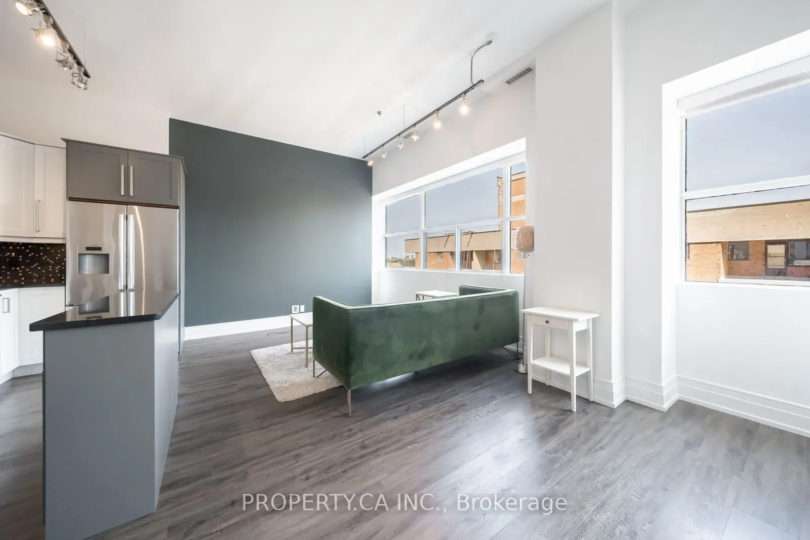 700 King Street W, #806
