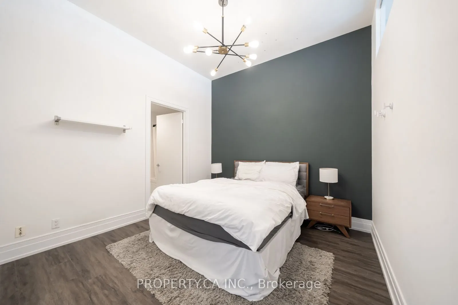 700 King Street W, #806