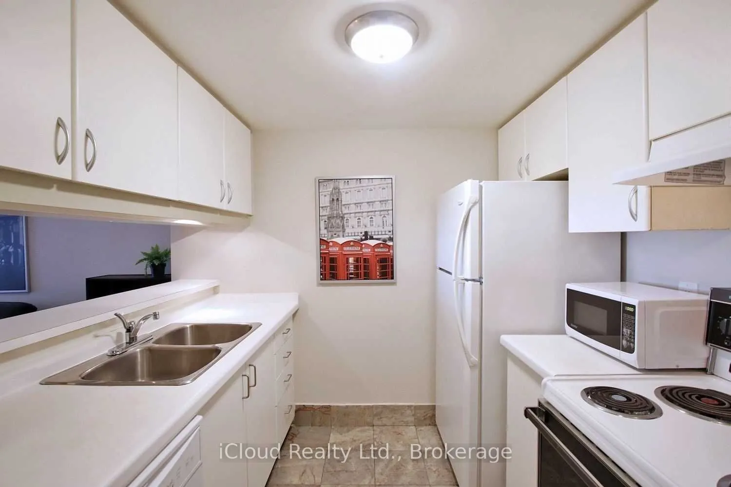 711 Bay Street, #520